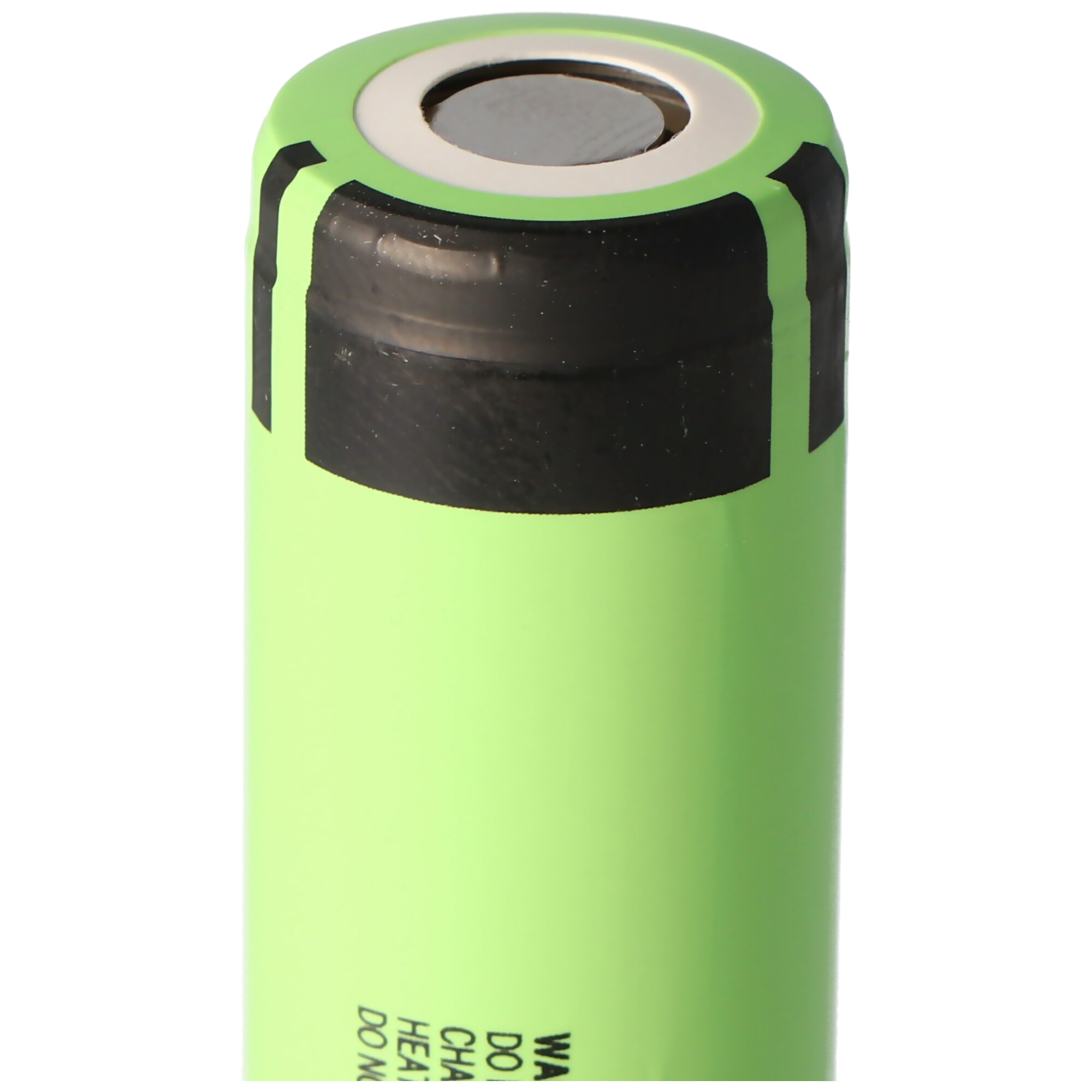 Eine grüne zylindrische Batterie mit einem schwarzen Band am oberen Rand. Die Oberseite ist silber.