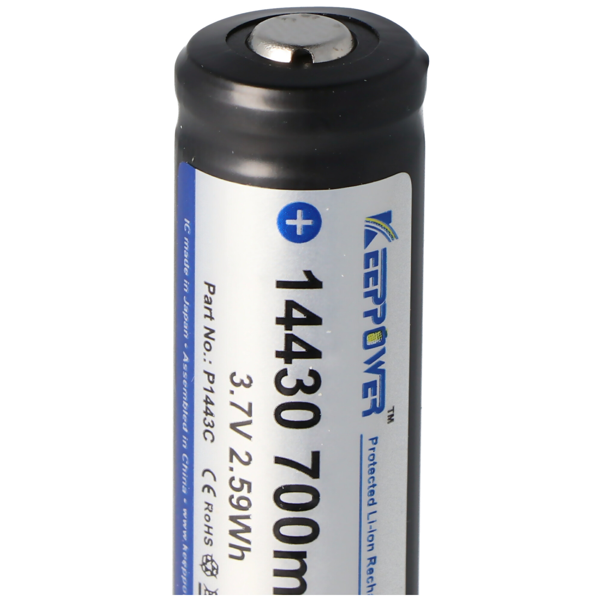 Batterijcel. Zwart en zilver. De batterijcel heeft tekst erop.