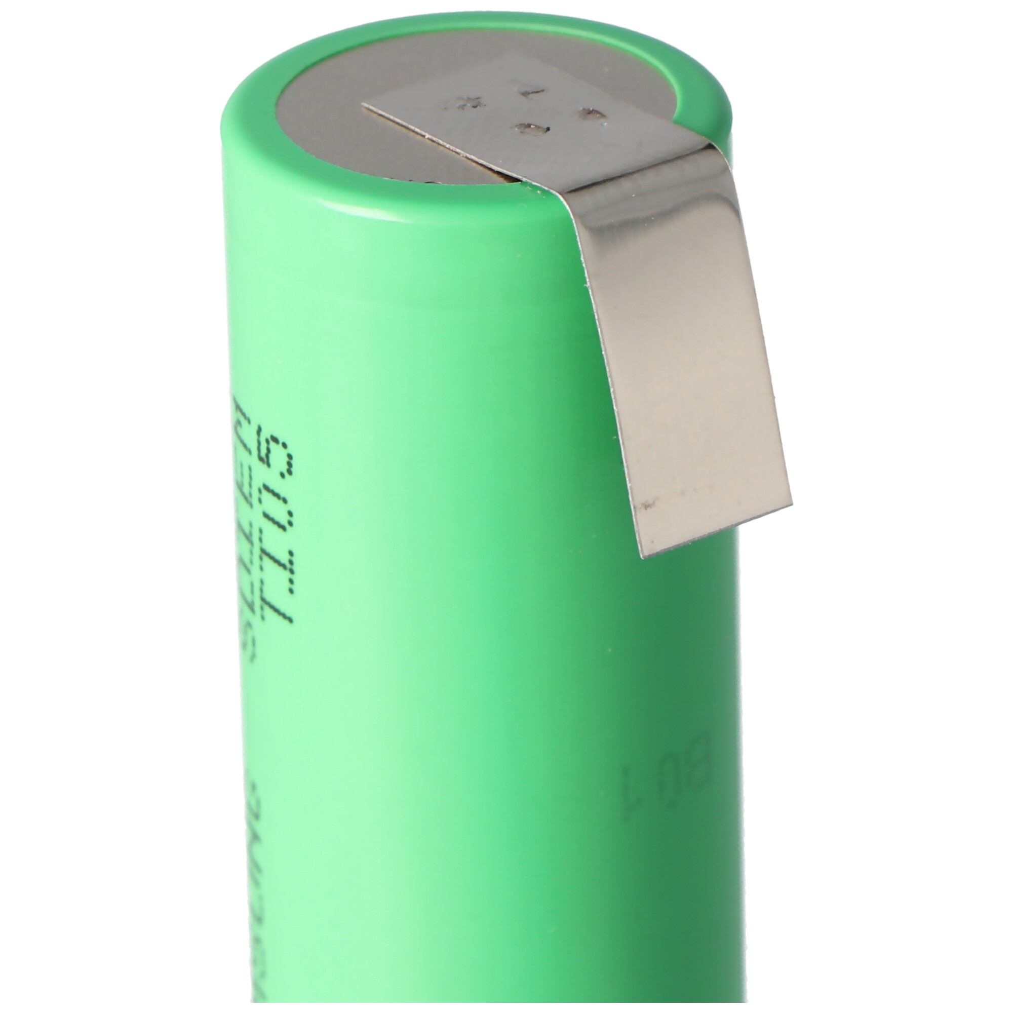 Grüne zylindrische Batterie mit einem Metallkontakt.