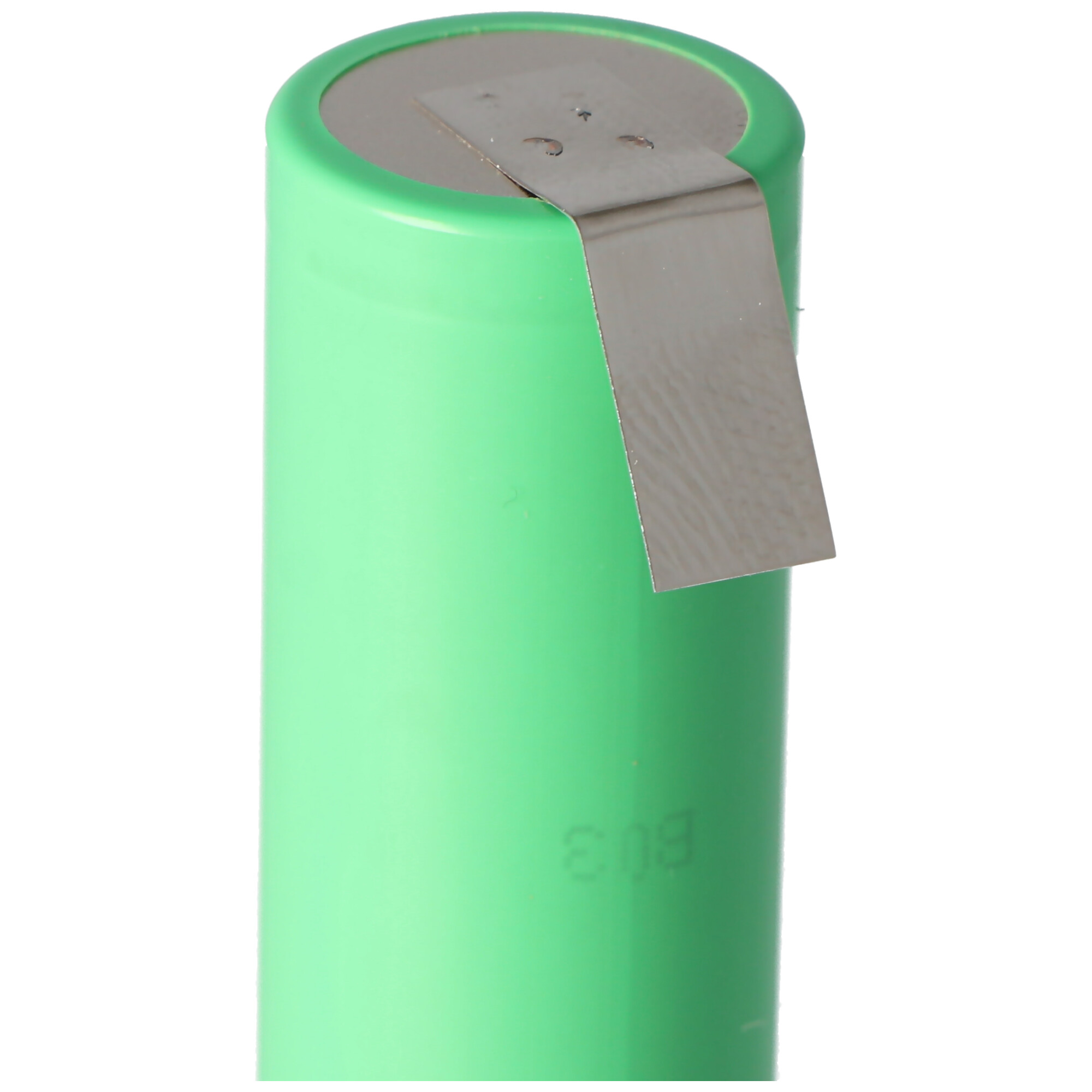 Grüne zylindrische Batterie mit einem silbernen Metallkontakt.