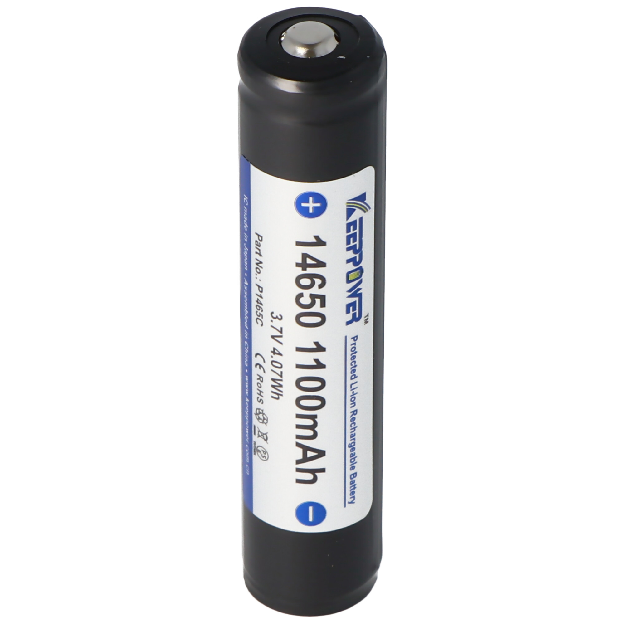 Zwarte cilindrische batterij met een blauw en wit label. Het heeft + en - symbolen en leest 14650 1100mAh.