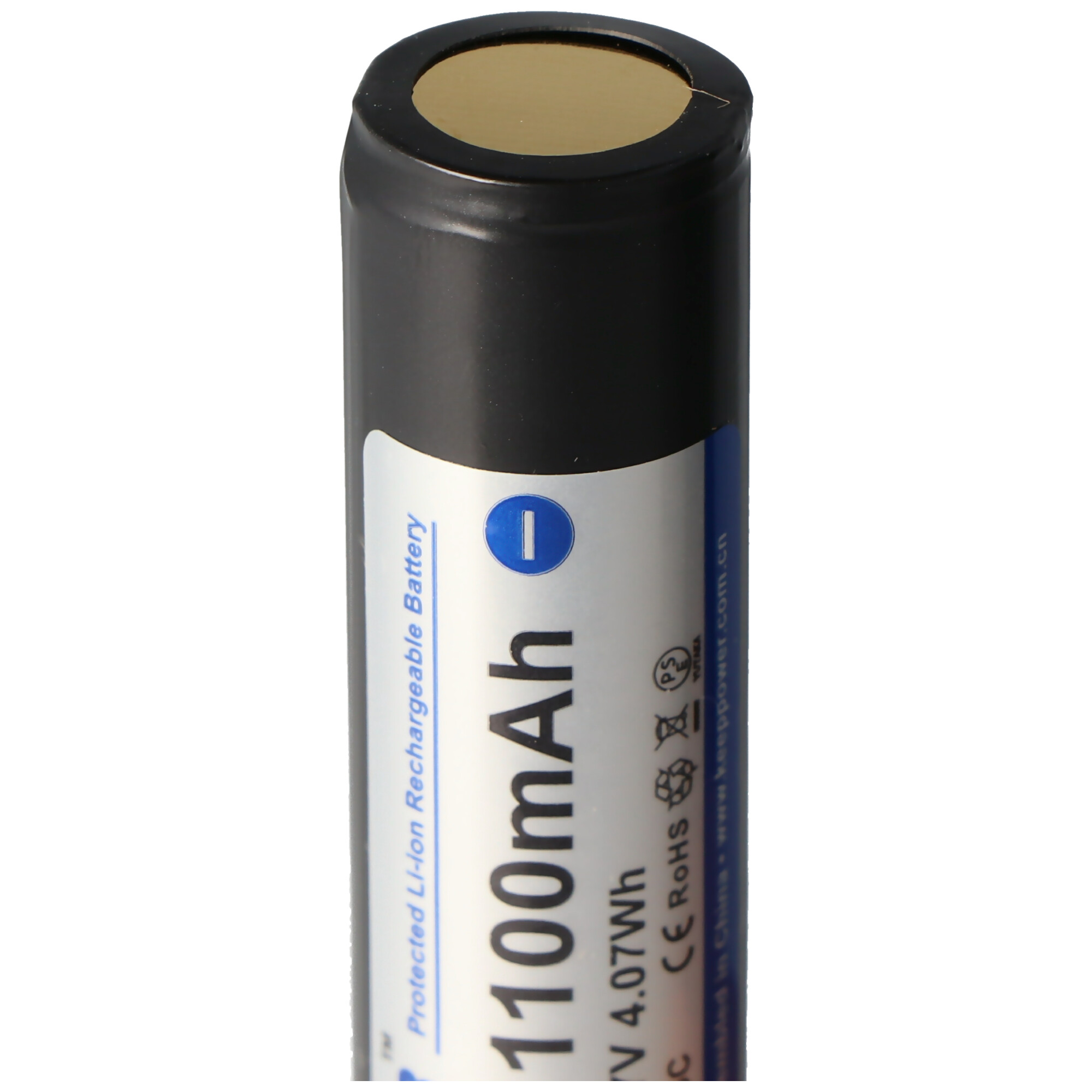 Een zwarte en blauwe cilindrische batterij met een gouden bovenkant, met het label '1100mAh' en 'Protected'.