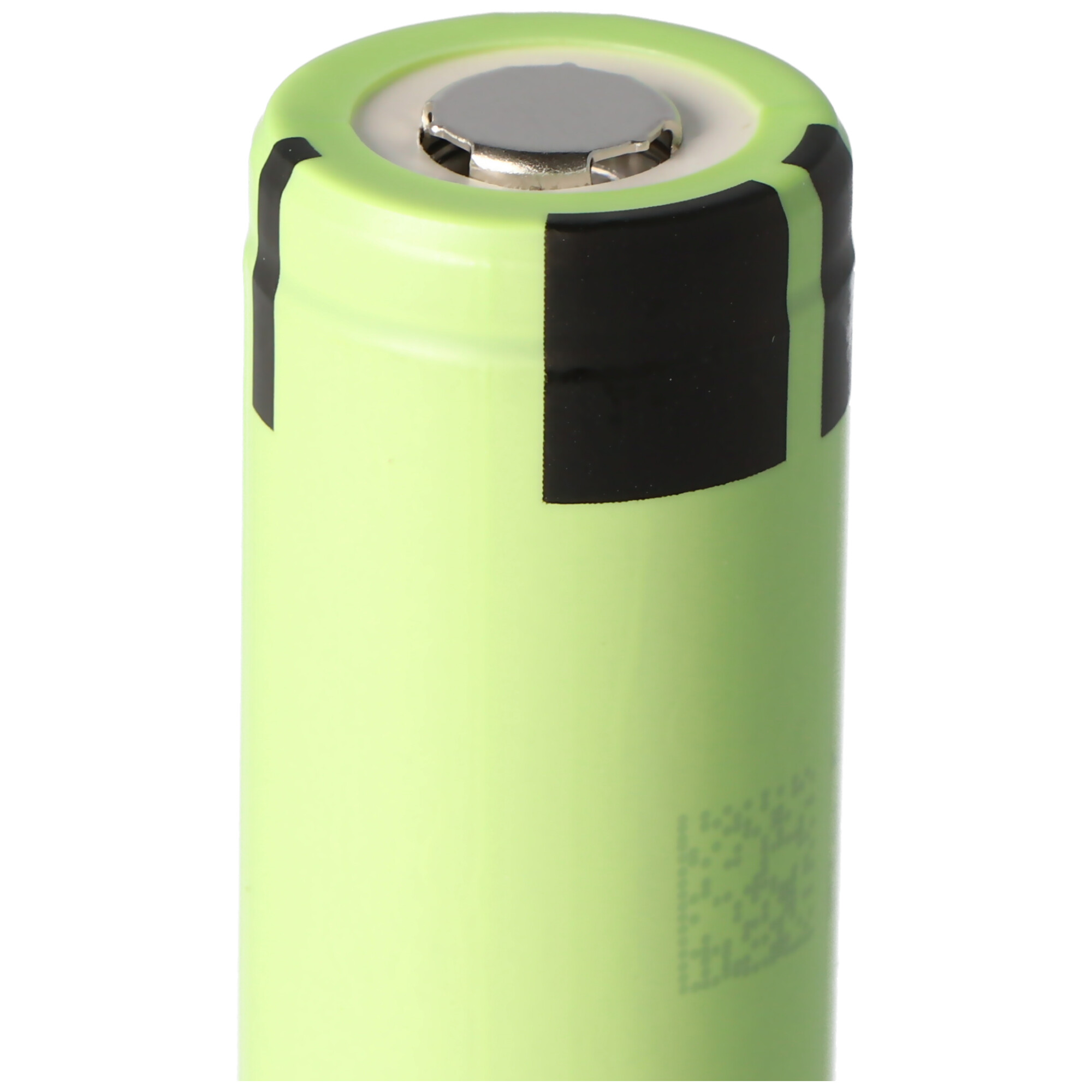 Grüne zylindrische Batterie mit silbernem Deckel und schwarzem Klebeband.