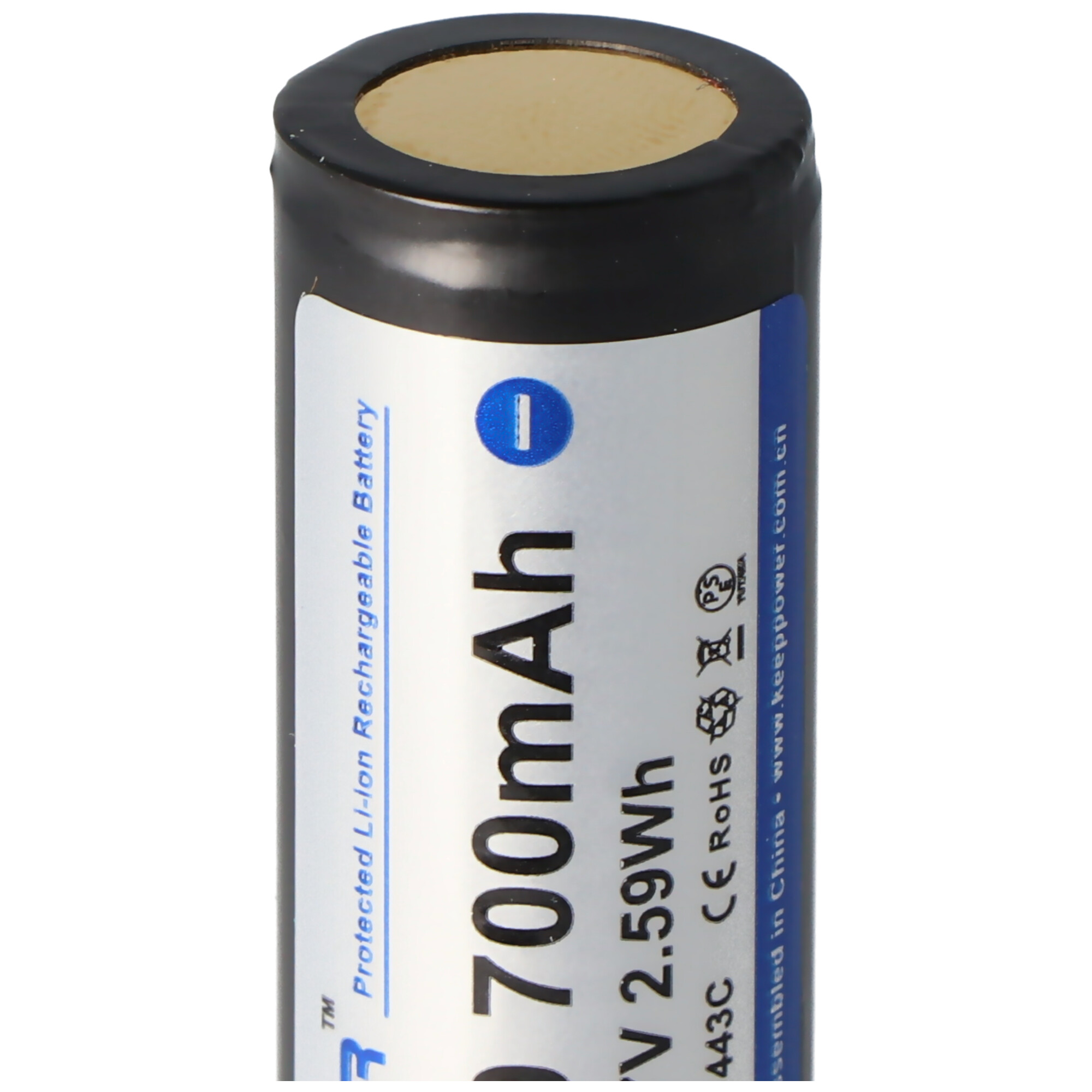Een zwarte en zilveren cilindrische batterij met het label '700mAh 2.59Wh', met een blauw en wit label.