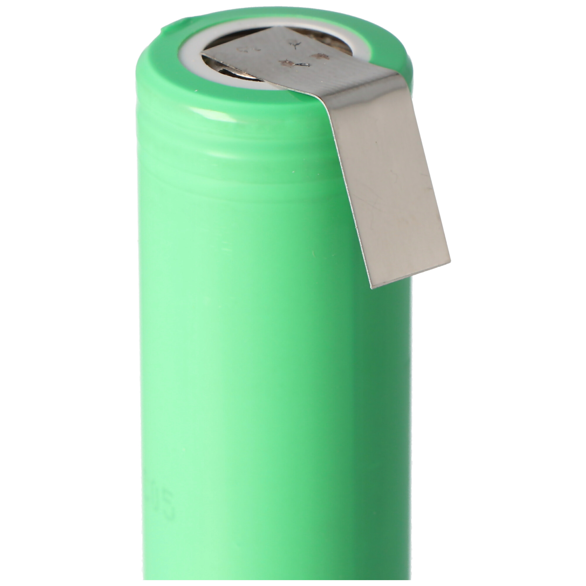 Eine grüne zylindrische Batterie mit einem silbernen Metallkontakt auf weißem Hintergrund.