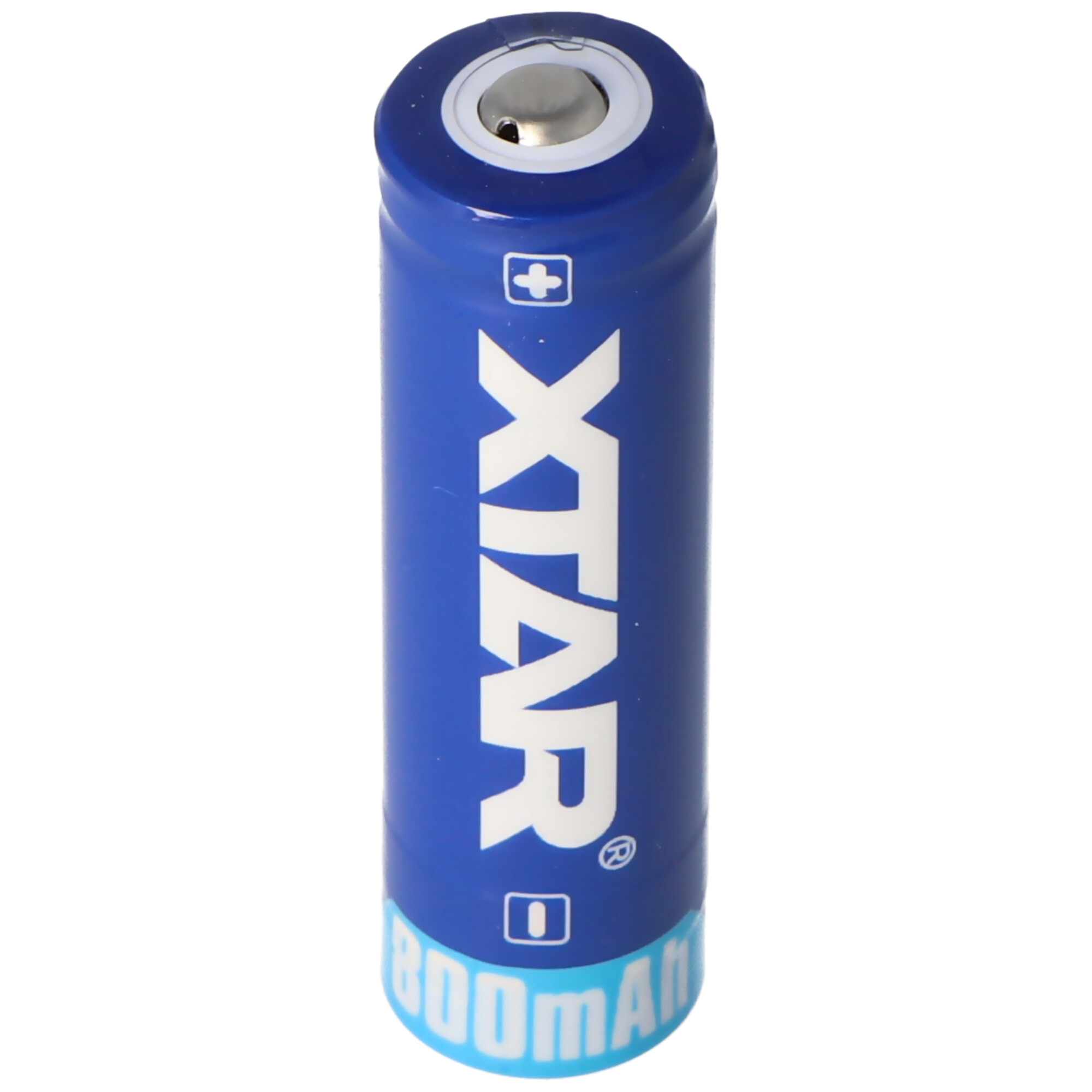 Blaue XTAR Akku mit Etiketten, auf weißem Hintergrund.