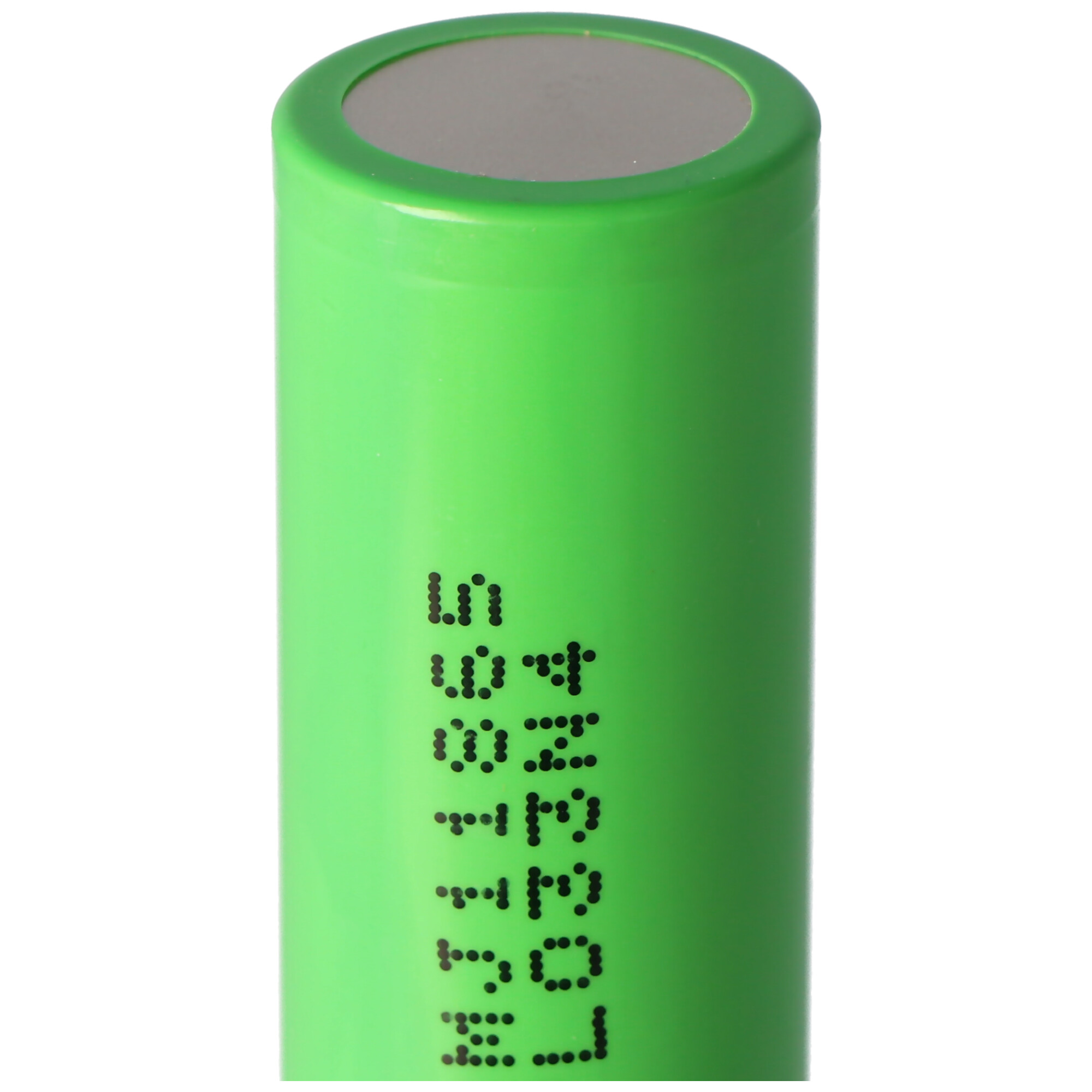 Grüne Batterie mit schwarzer Beschriftung auf weißem Hintergrund.