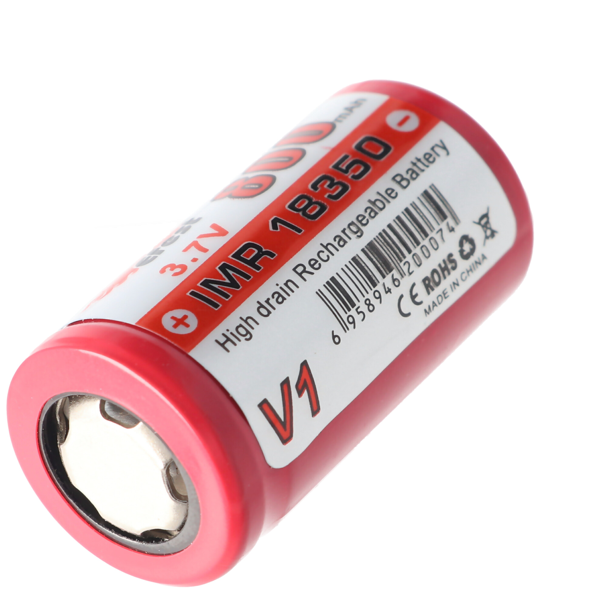 Eine rot-weiße zylindrische Batterie mit Text. Weißer Hintergrund.