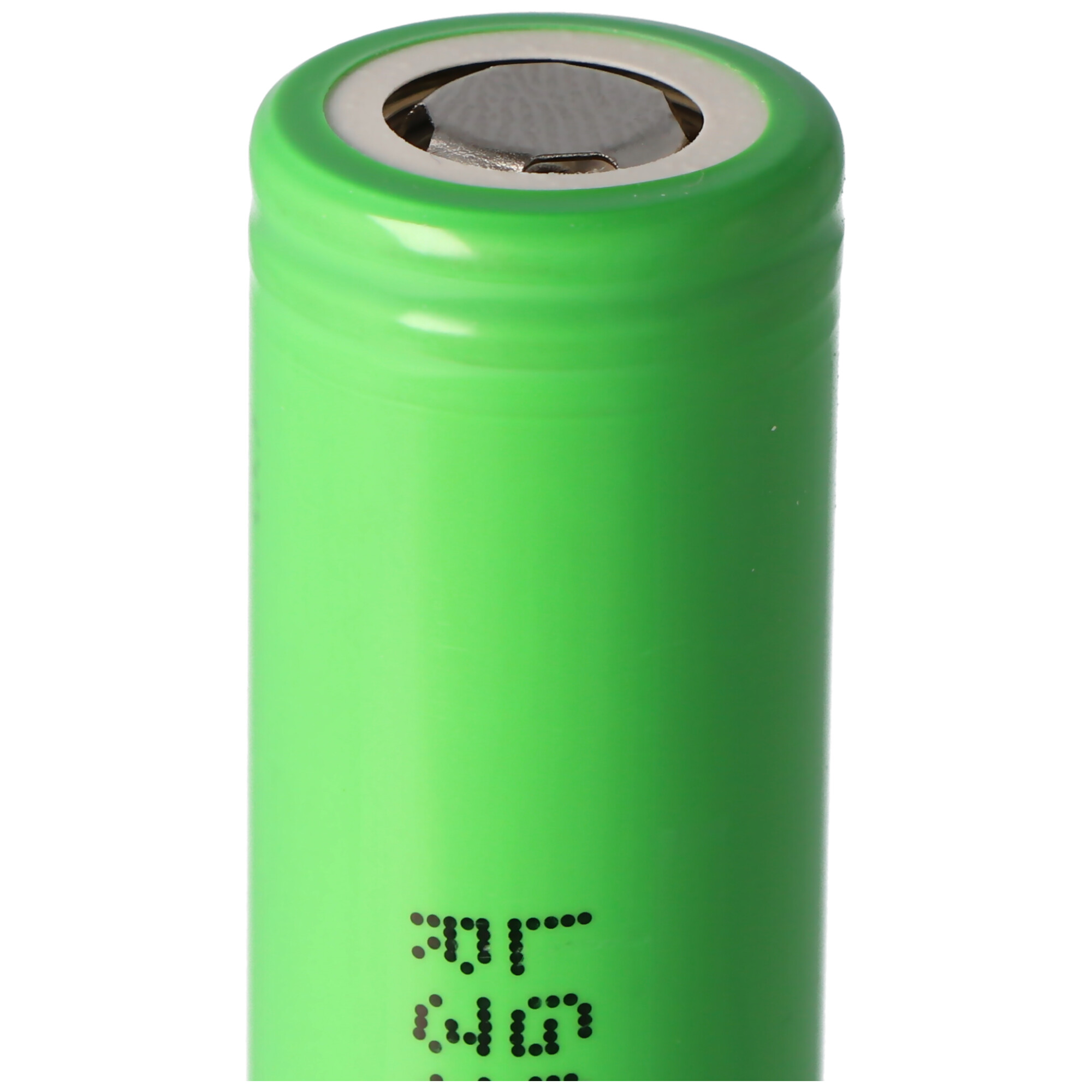 Grüne Batterie mit silbernem Pluspol und Markierungen auf dem Körper.