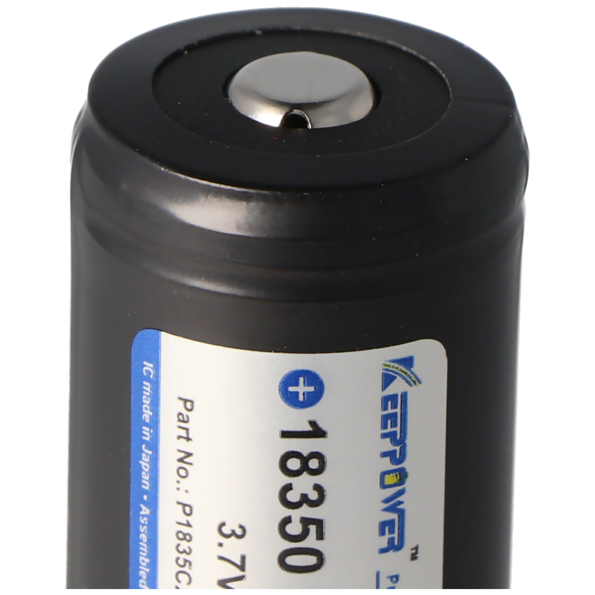 Close-up van een zwarte 18350-batterij met een plus-teken en tekst op het etiket.