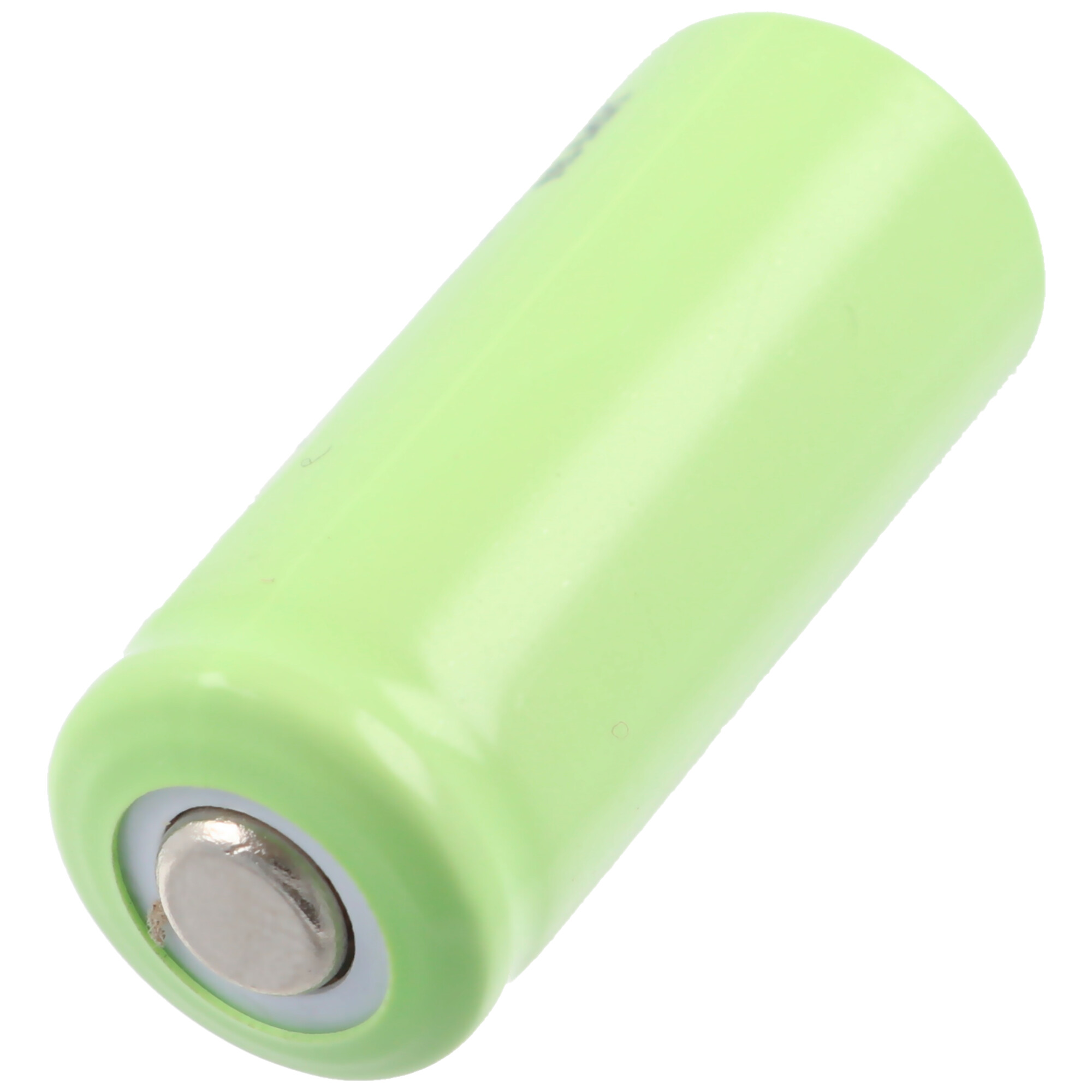 Groene batterij met zilveren bovenkant. De batterij staat verticaal op een witte achtergrond.