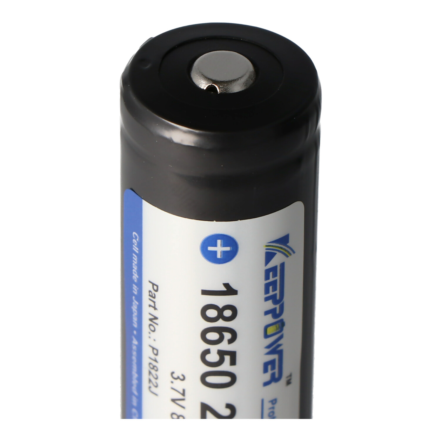 Eine schwarze 18650-Batterie mit Pluszeichen und blauem Etikett.