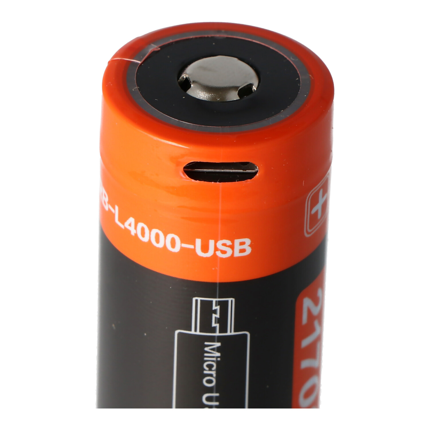 Nahaufnahme einer Batterie. Orangefarbenes und schwarzes Gehäuse mit Micro-USB-Anschluss.