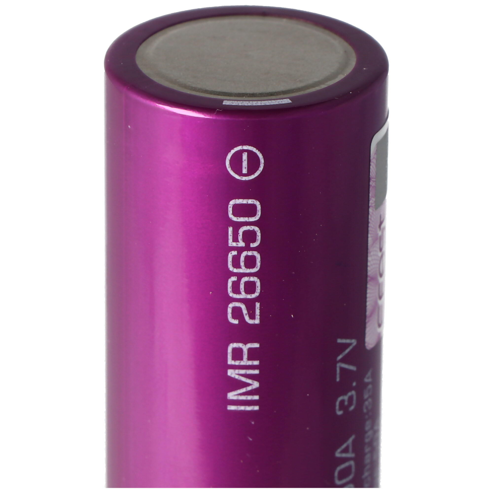Eine violette Batterie mit weißem Text. Weißer Hintergrund.