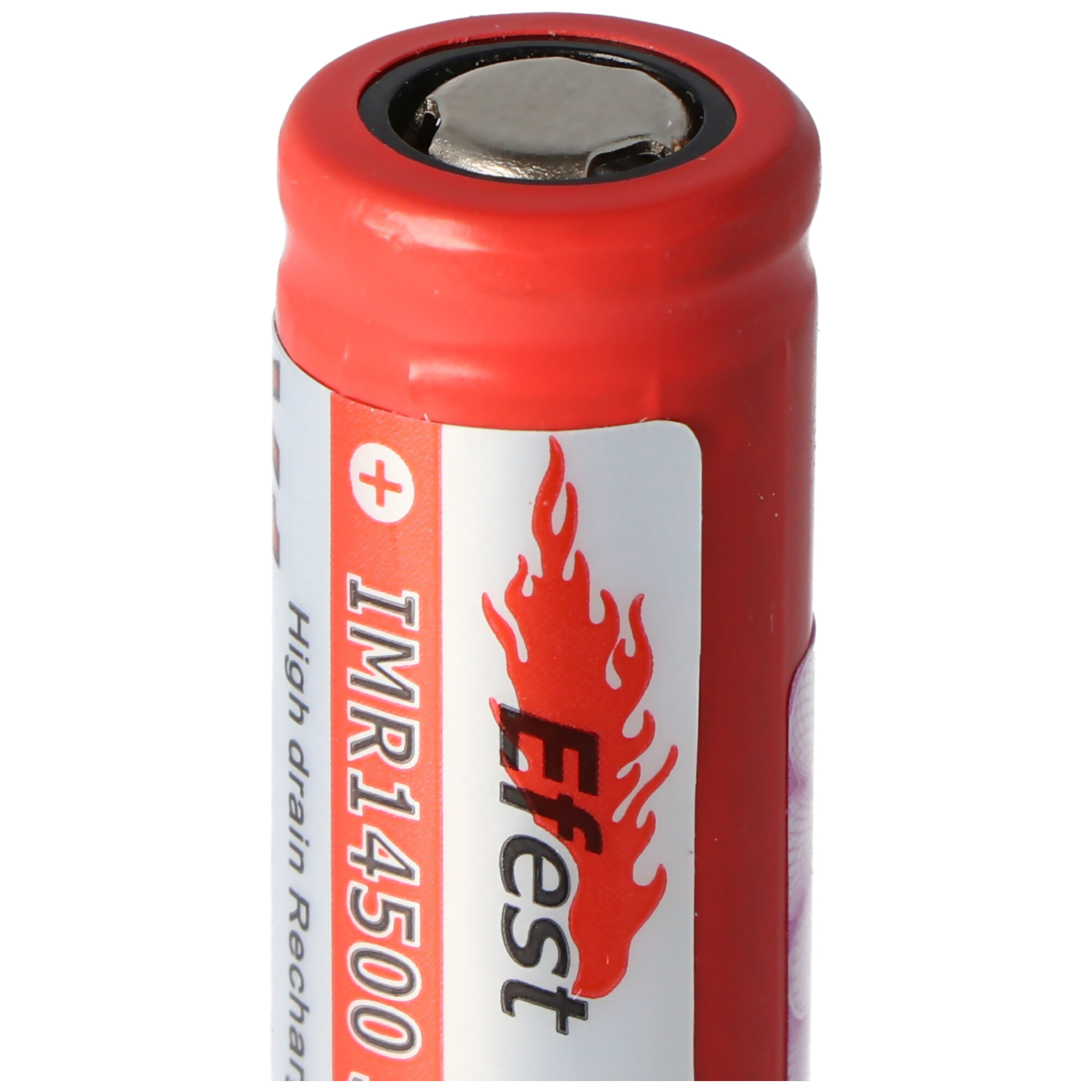 Close-up van een rode cilindrische batterij met een wit label. Het label heeft tekst en een vlamgrafiek.