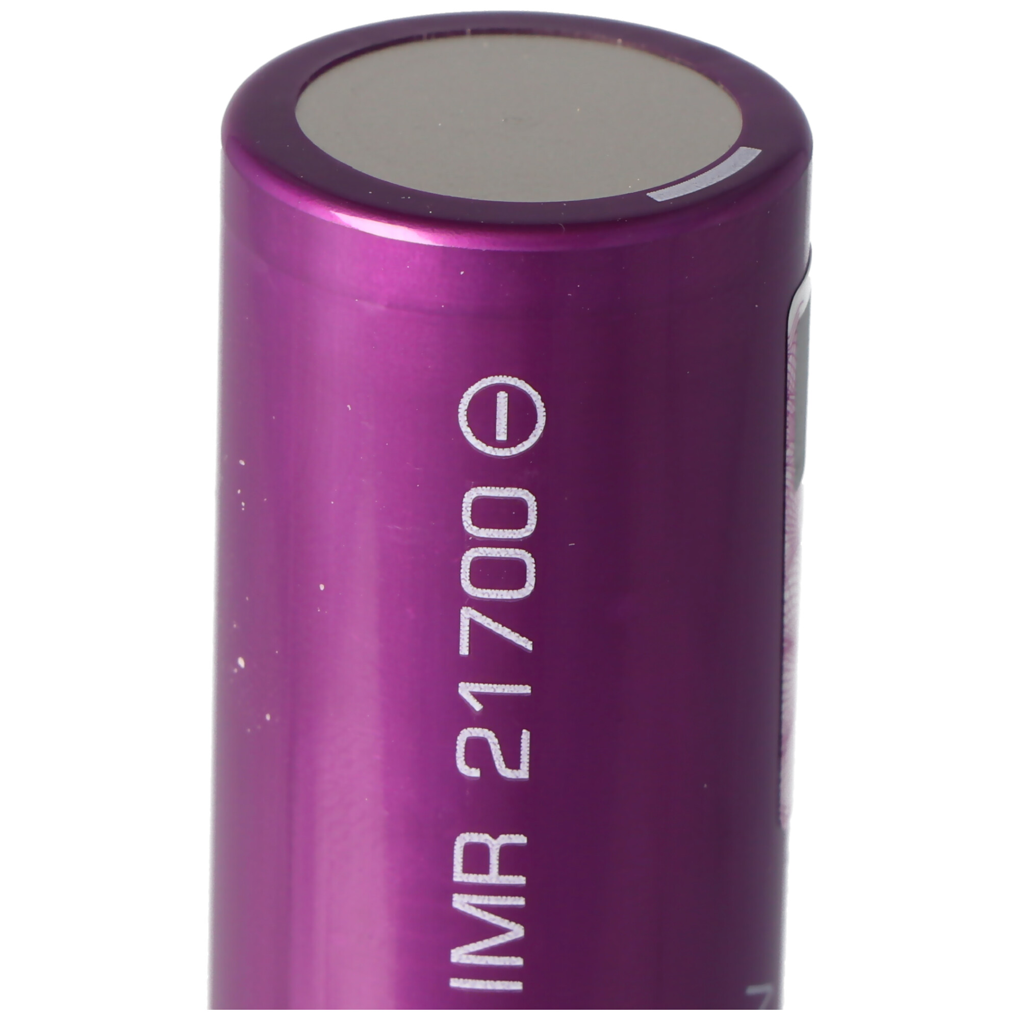 Lila zylindrische Batterie mit weißem Text und einem Pluszeichen.