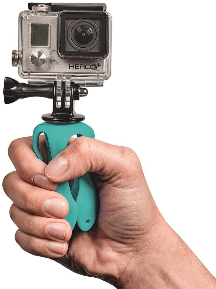 Hand hält GoPro Hero3+ Kamera auf einem türkisfarbenen Griff. Die Kamera ist schwarz und silber.