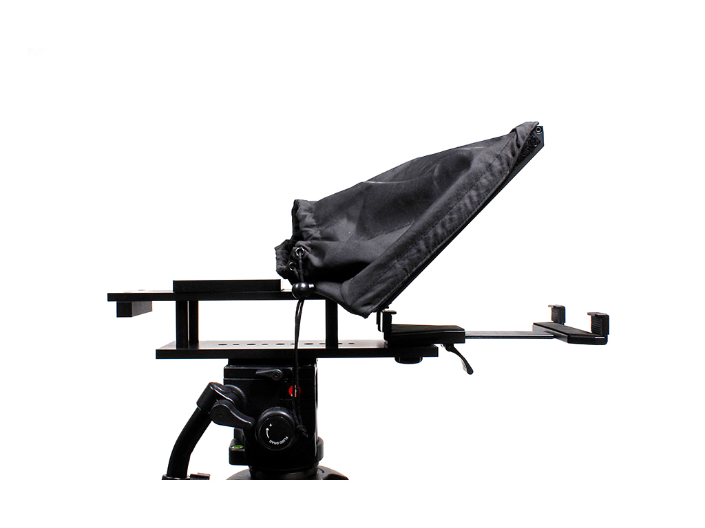 Ein schwarzes Teleprompter-Setup auf einem Stativ. Es hat eine schwarze Haube und einen Bildschirm.