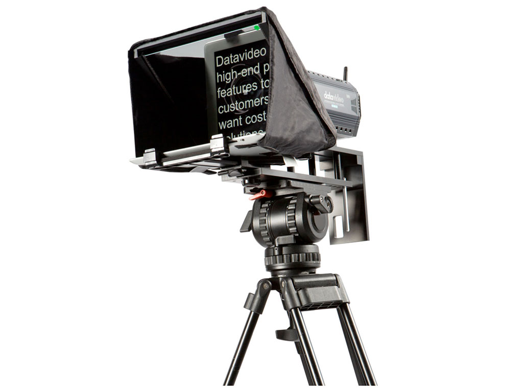 Teleprompter auf Stativ. Text wird auf dem Bildschirm angezeigt. Weißer Hintergrund.
