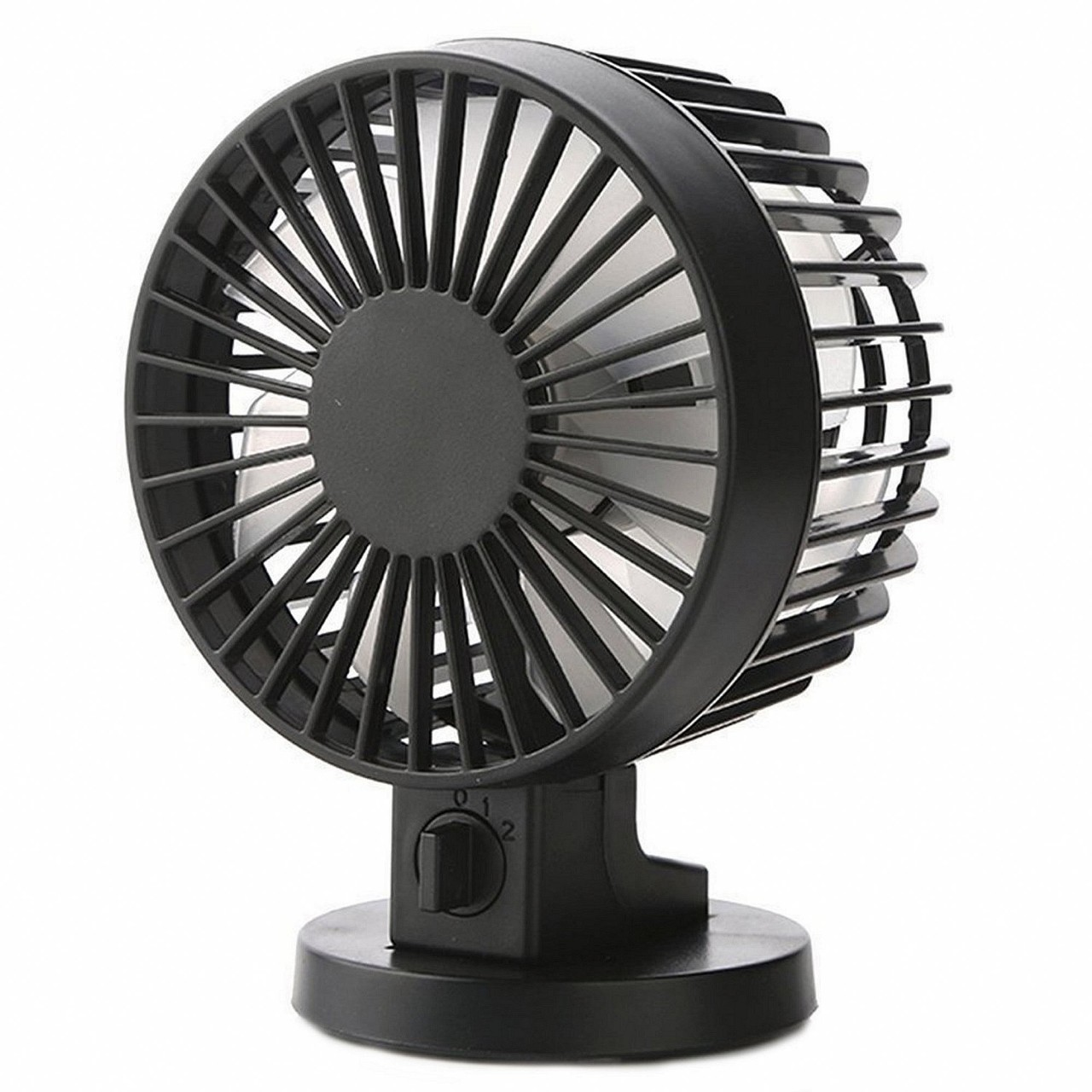 Ventilatore nero con molte pale. Il ventilatore è su un supporto nero.