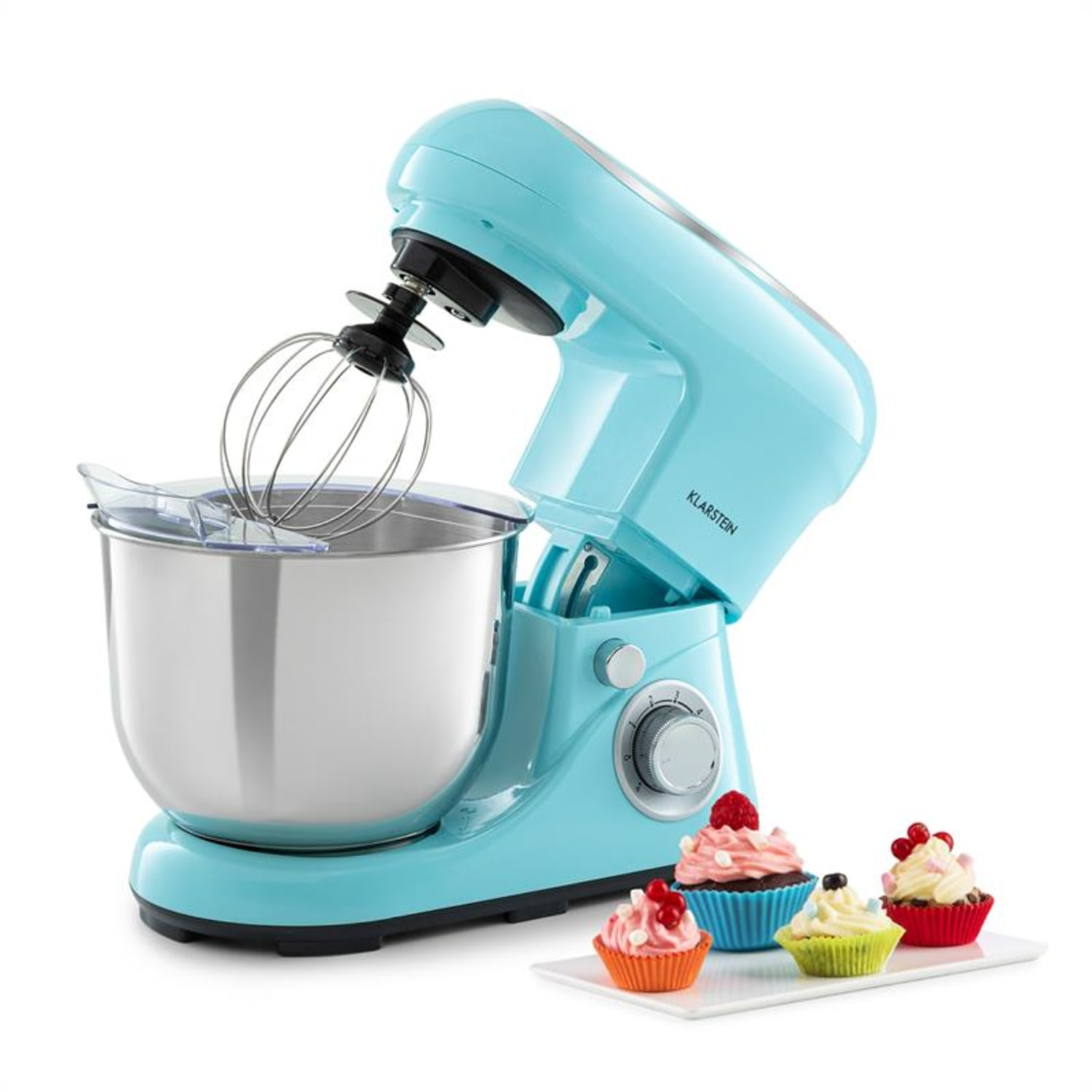 Blauer Küchenmixer mit Edelstahlschüssel und Cupcakes. Schneebesenaufsatz sichtbar.