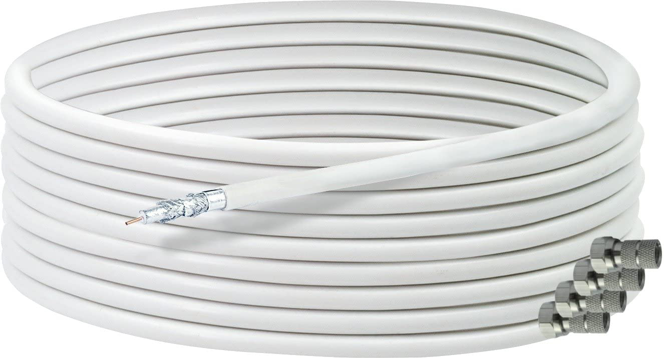 Ein aufgerolltes weißes Kabel mit Anschlüssen an beiden Enden, vor weißem Hintergrund.