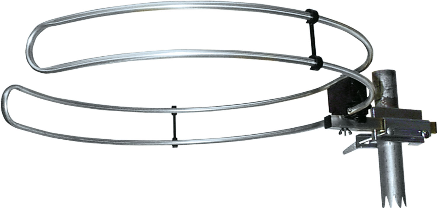 Metallantenne mit zwei Schlaufen und Montagebasis, isoliert auf weißem Hintergrund.