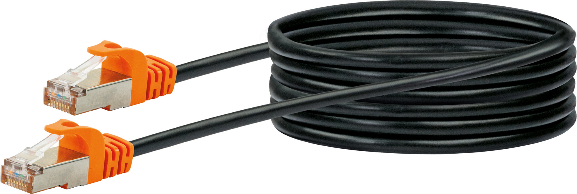Cavo di rete nero con connettori arancioni. Il cavo è arrotolato. Sfondo bianco.