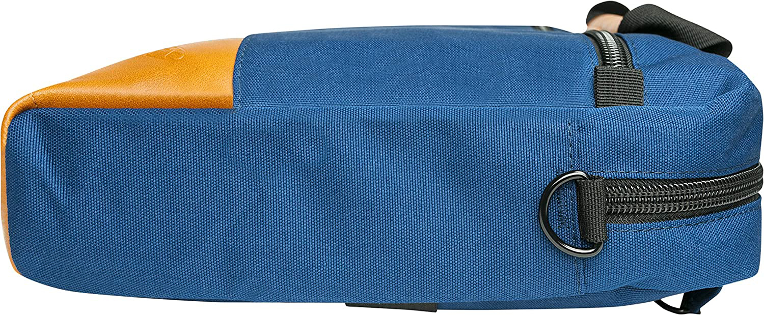 Blaue Tasche mit braunem Lederakzent und schwarzem Reißverschluss.