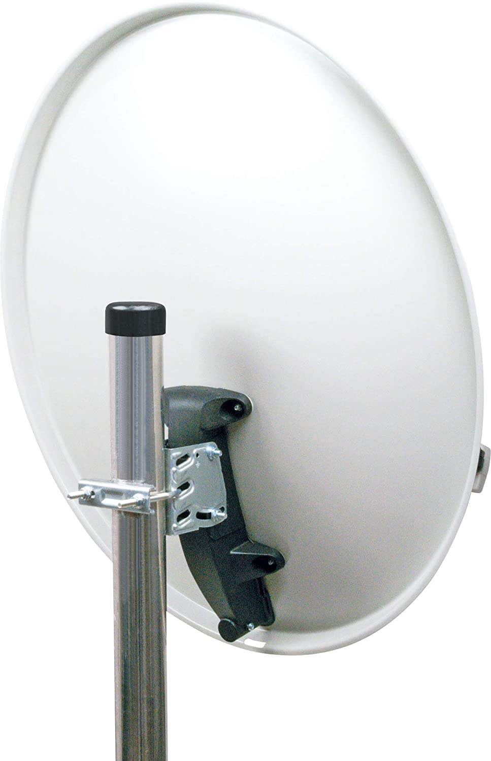 Weiße Satellitenschüssel mit schwarzem Stützarm, an einem Metallpfosten. Weißer Hintergrund.