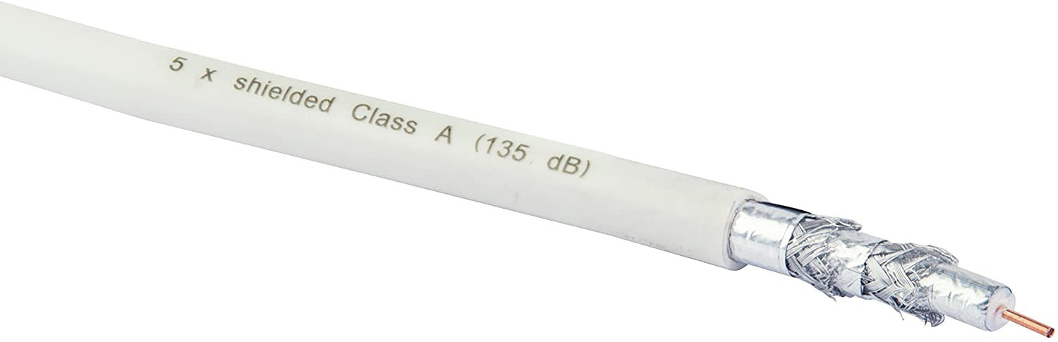 Weißes Koaxialkabel mit metallischer Abschirmung und Text. Das Ende ist geschnitten, wodurch die inneren Drähte sichtbar werden.