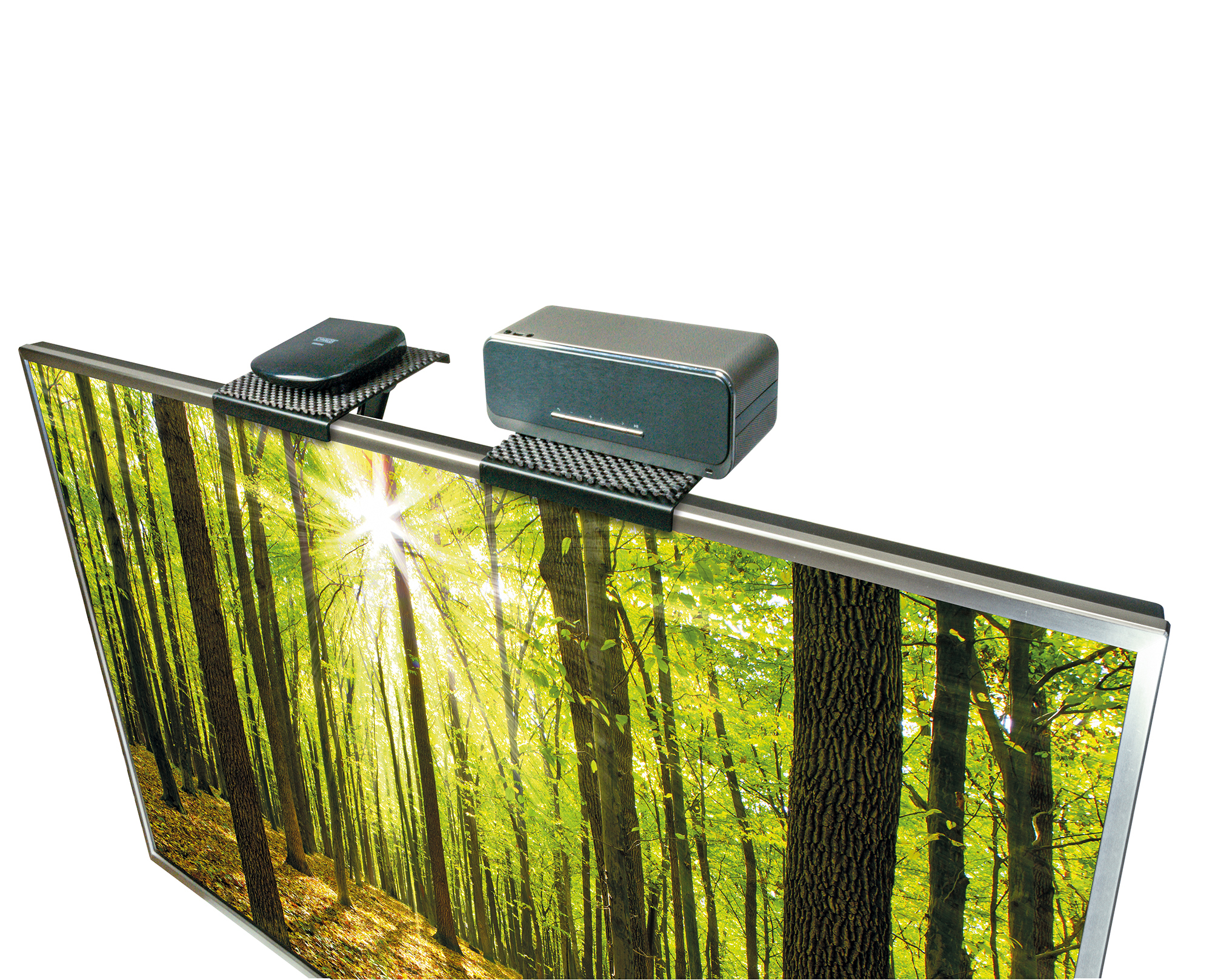 Ein Fernseher mit Waldmotiv, gekrönt von einem schwarzen Gerät und einer kleinen schwarzen Box.