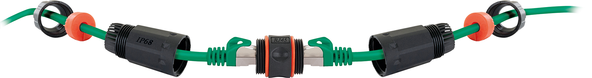 Zwei grüne Kabel mit schwarzen Steckern und orangefarbenen Ringen. Sie sind mit einem schwarzen Stecker verbunden.