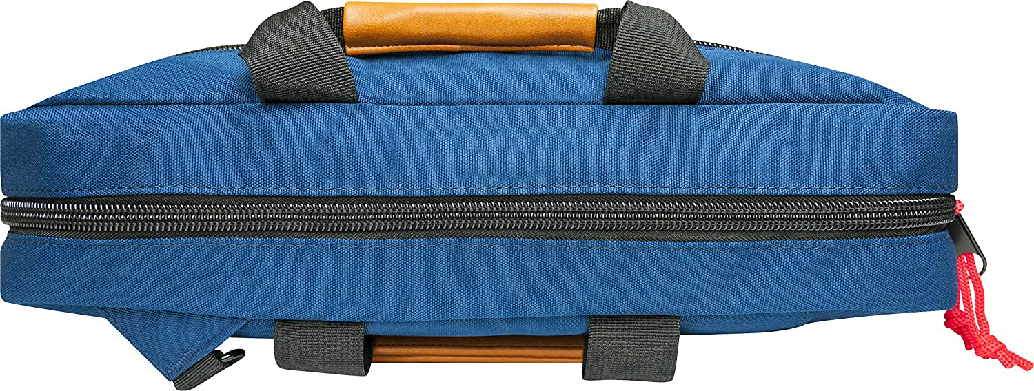 Blaue Tasche mit schwarzem Reißverschluss. Brauner Griff. Eine rote Kordel ist angebracht.