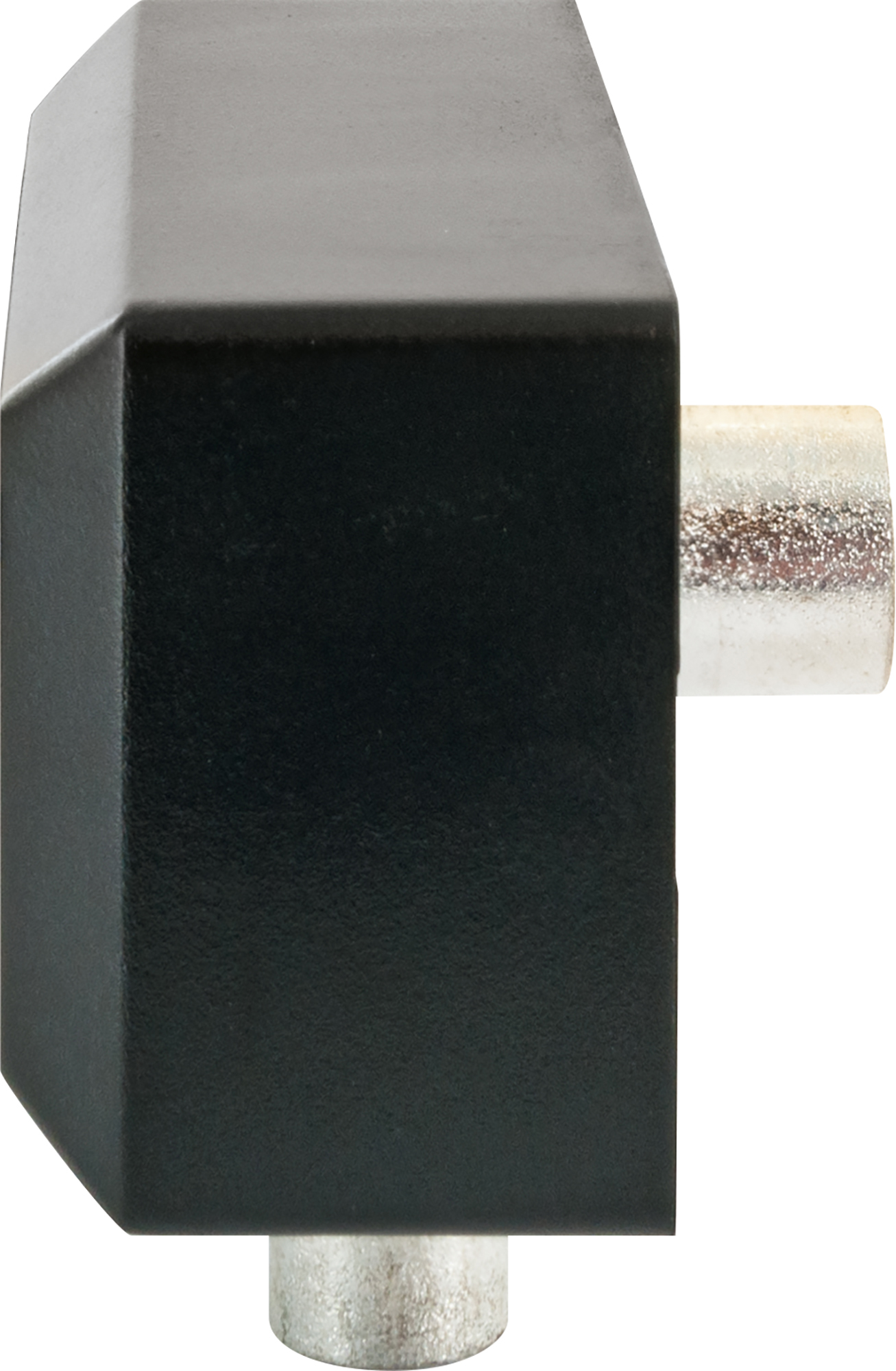Schwarzer Adapter mit silbernem Stecker rechts und blockartiger Form.
