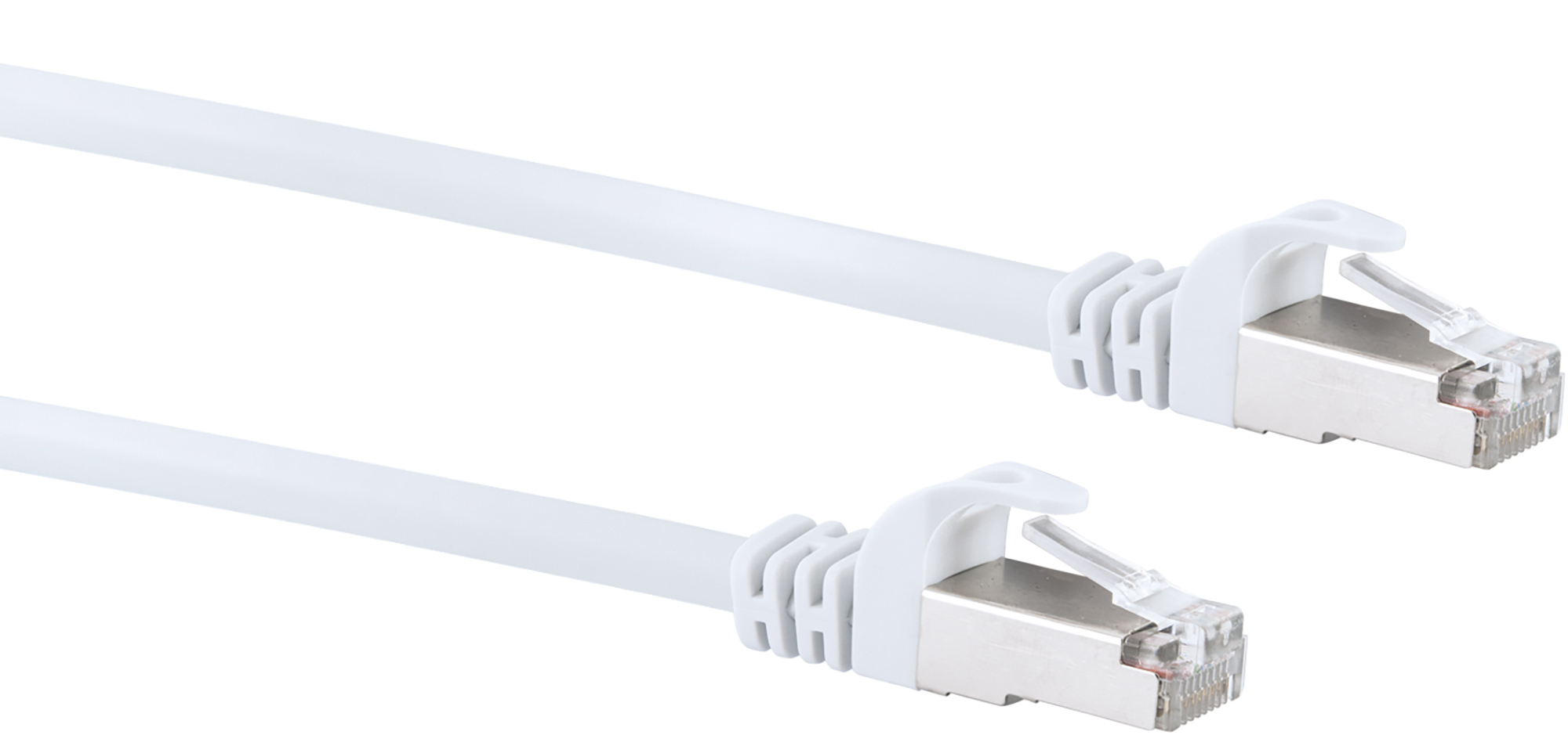 Cavo Ethernet bianco con connettori. I connettori sono argentati e hanno clip protettive.
