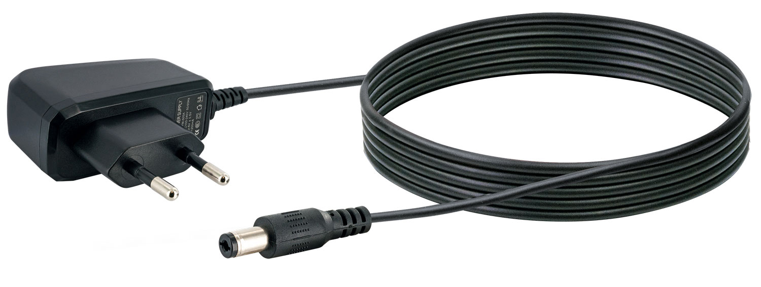 Ein schwarzes Netzteil mit Stiften und einem langen schwarzen Kabel mit rundem Stecker.