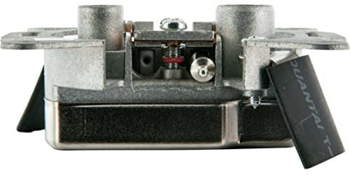 Nahaufnahme eines Antennenanschlusses. Der Stecker ist aus Metall und rechteckig mit schwarzem Kunststoff.