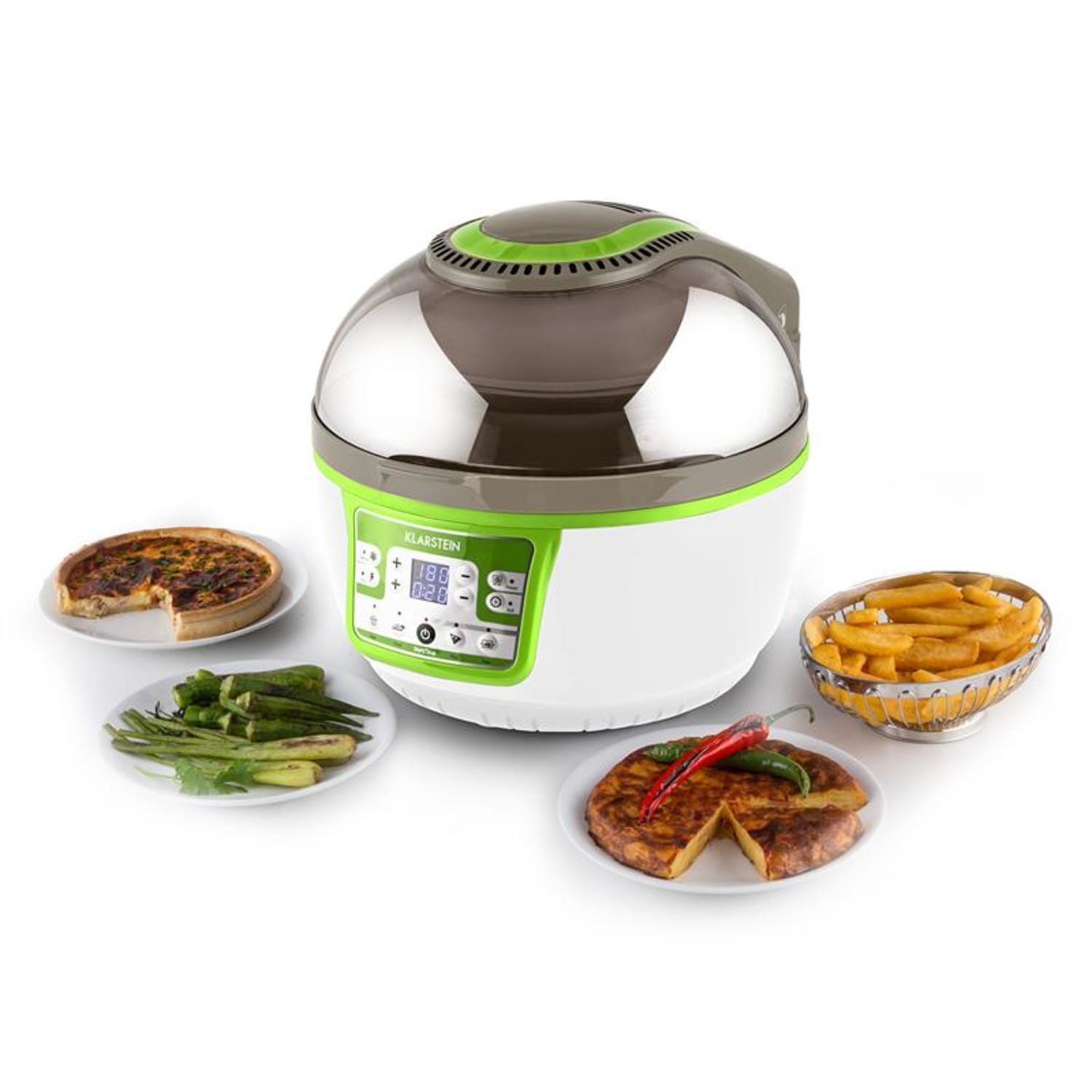 Friggitrice ad aria con cibo cotto: quiche, verdure e patatine fritte. Cibo su piatti.