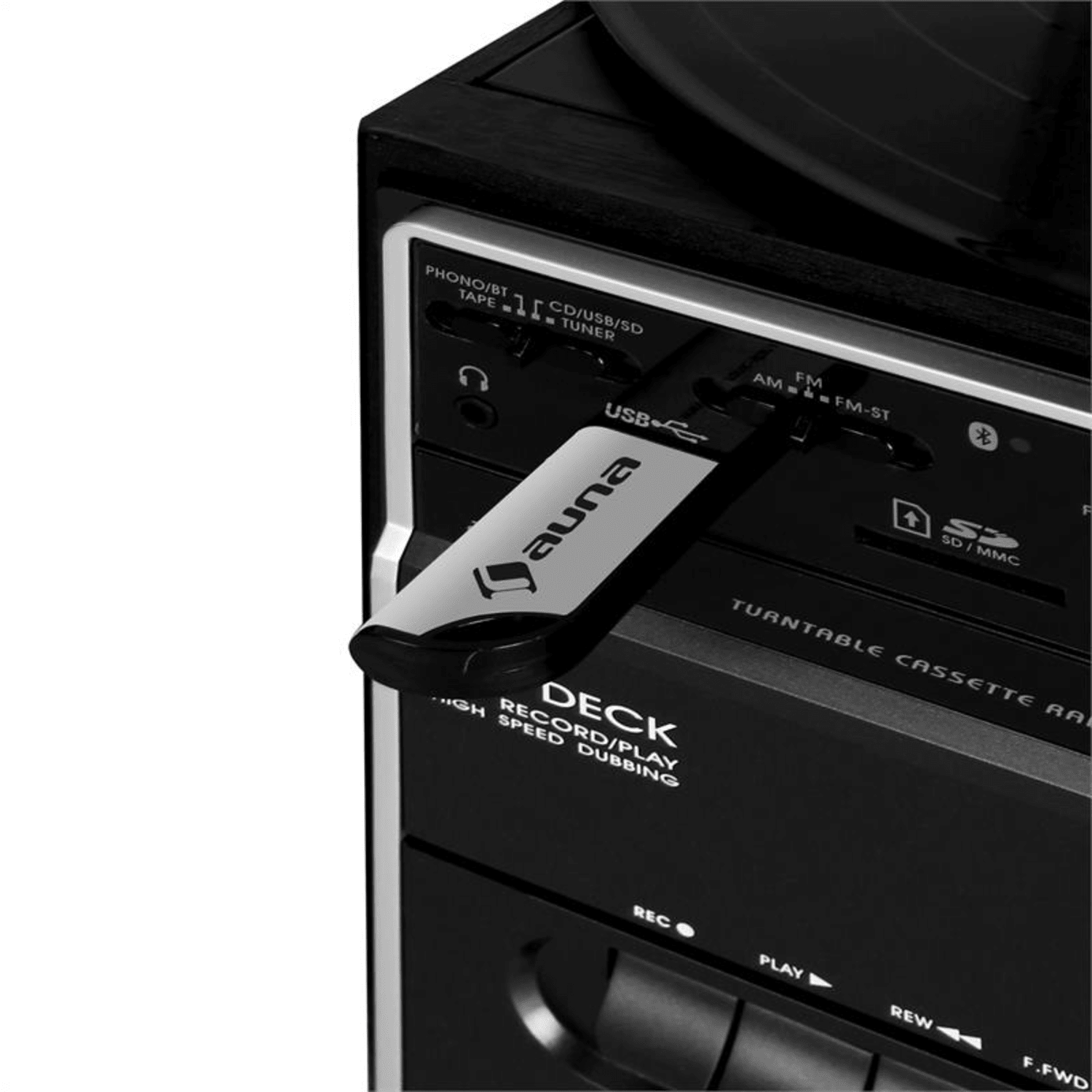 Nahaufnahme einer schwarzen Stereoanlage mit eingestecktem USB-Stick.