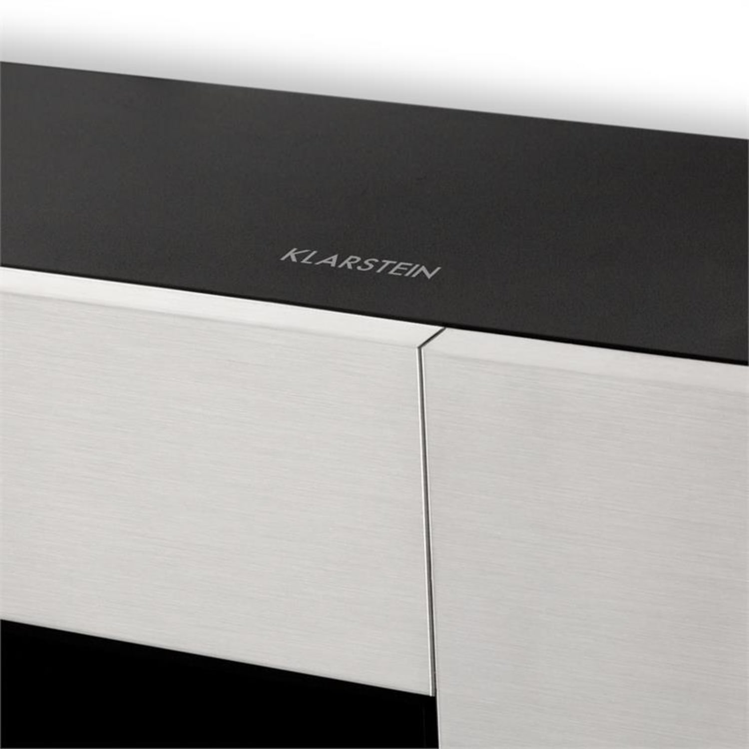 Primo piano di un elettrodomestico argento e nero. Il marchio è visibile.