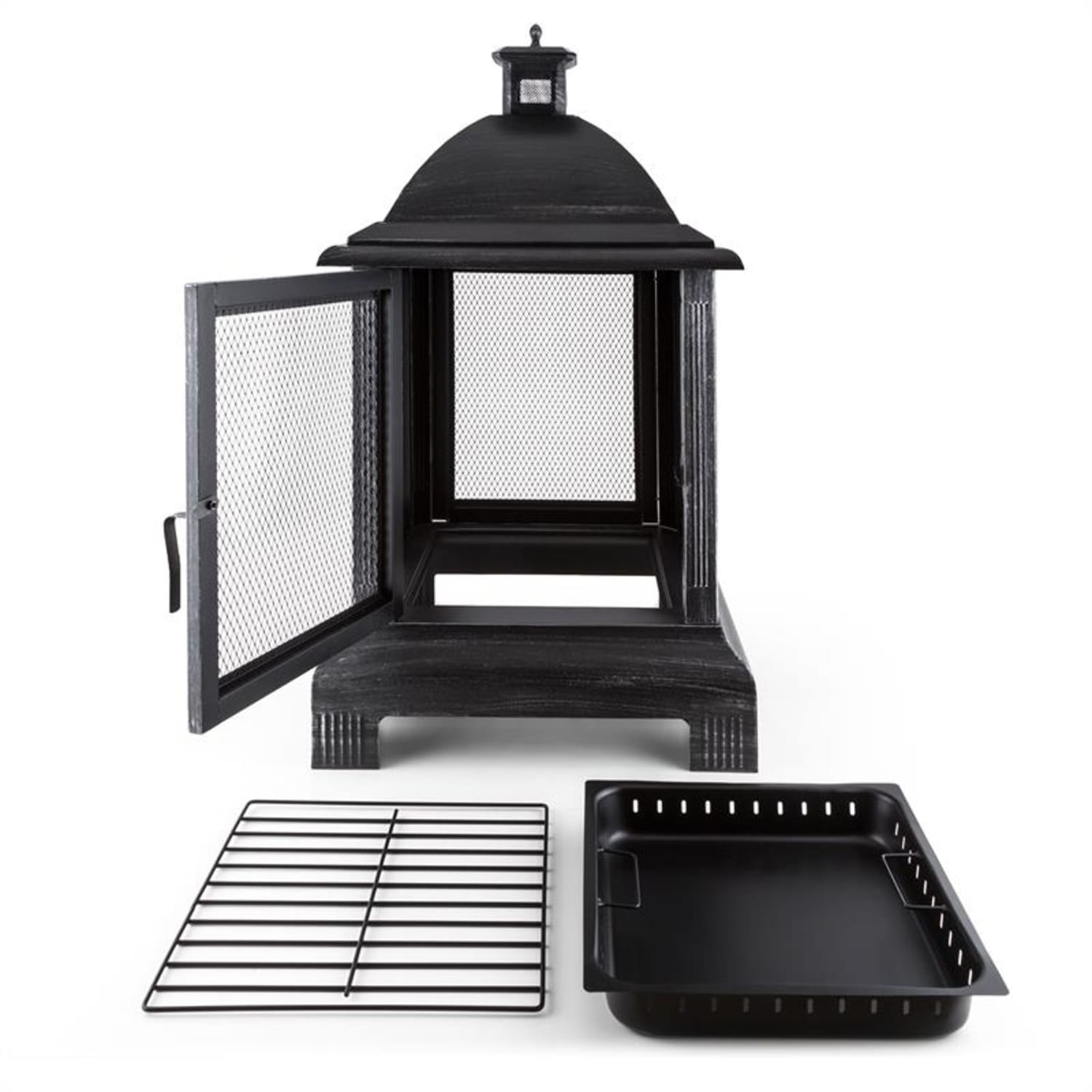 Eine Feuerstelle aus schwarzem Metall mit offener Tür, Grill und Tablett.