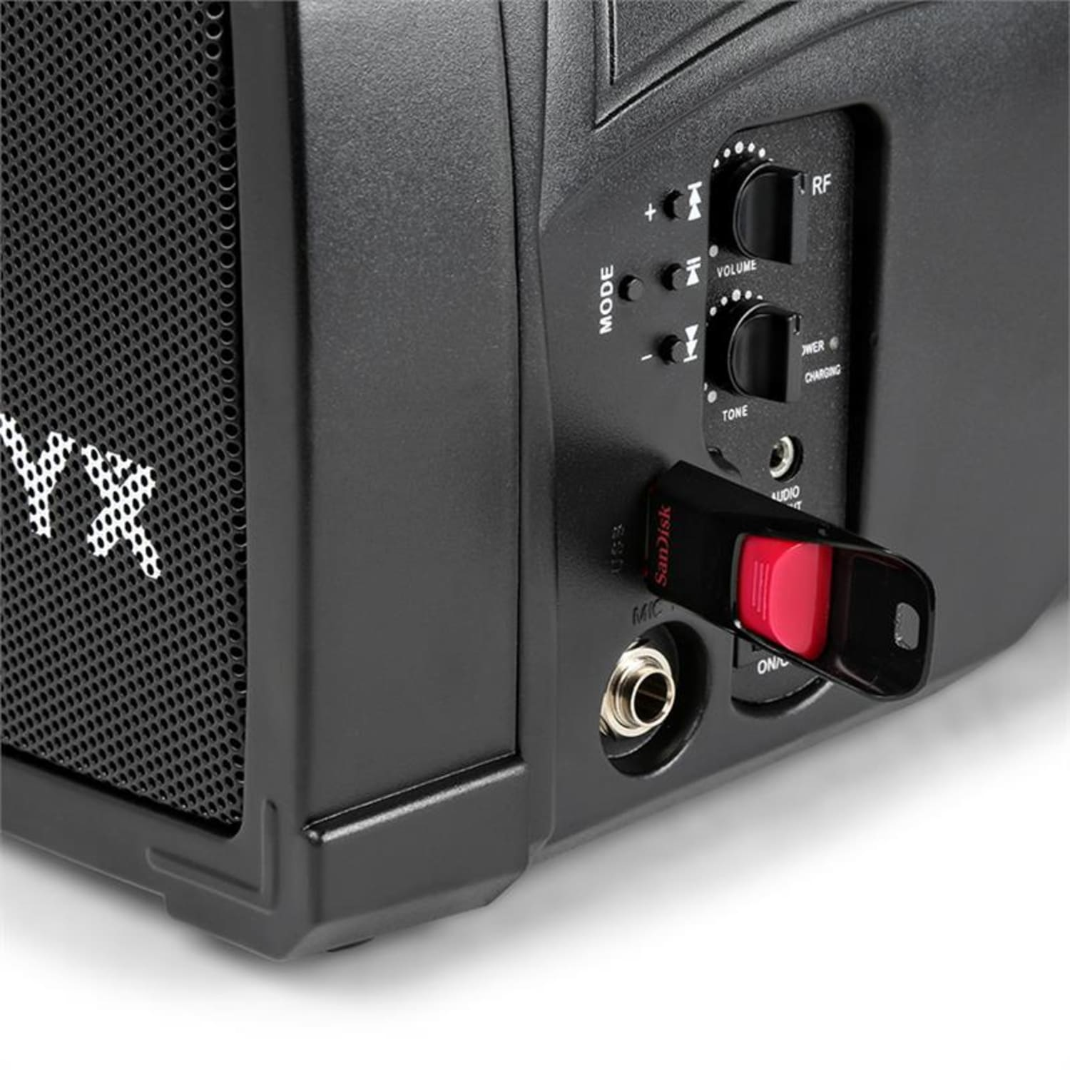 Een zwarte speaker met bedieningselementen en een USB-stick. De USB-stick is rood.