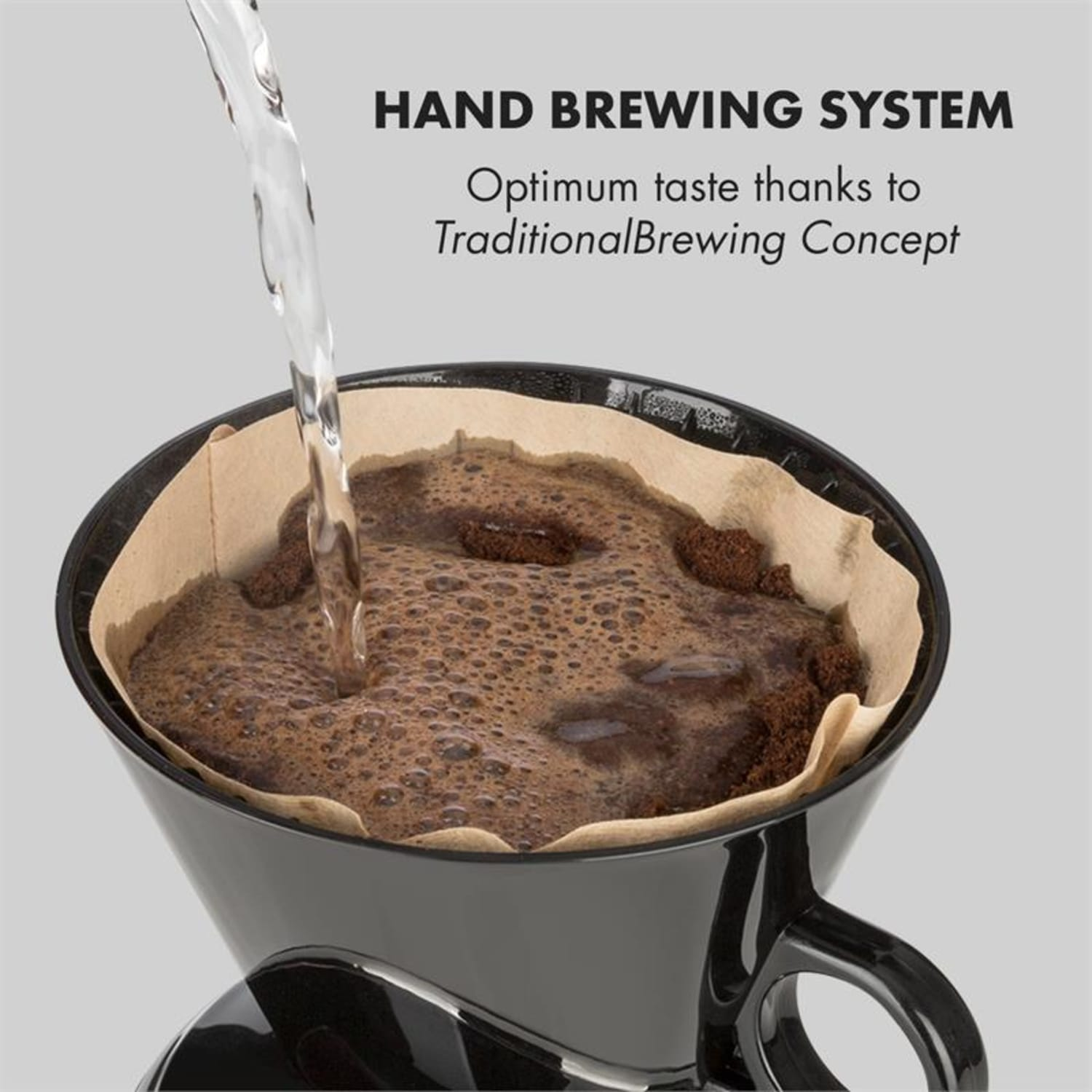 Wasser gießt in einen schwarzen Kaffeetropfer mit Papierfilter, der Kaffeepulver enthält. Der Hintergrund ist hellgrau.