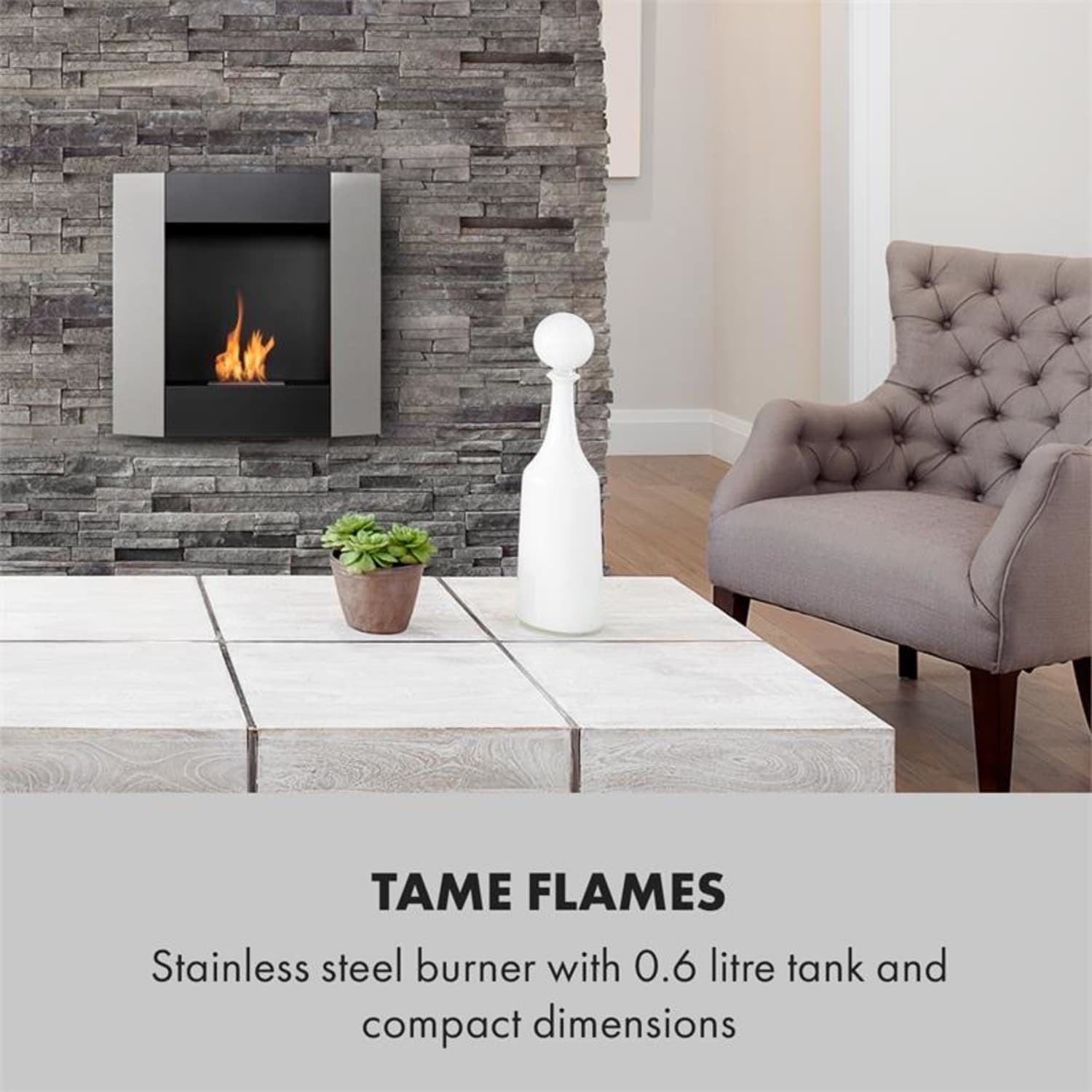 Kamin mit Flammen an einer Steinmauer, weiße Flasche und grauer Stuhl auf hellgrauer Oberfläche.
