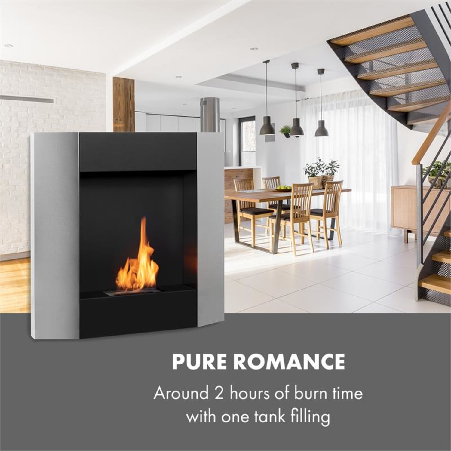 Ein moderner Kamin mit Flamme, in einem Raum mit Treppe, Lichtern und Essbereich.