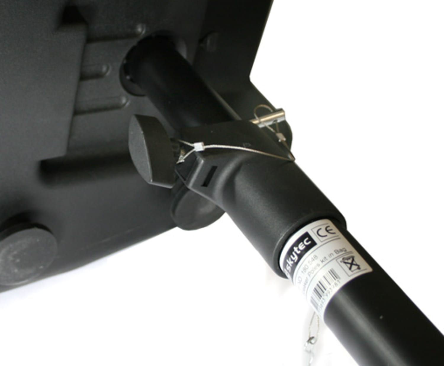 Un soporte metálico negro con un tornillo y una etiqueta que dice 'skytec'.
