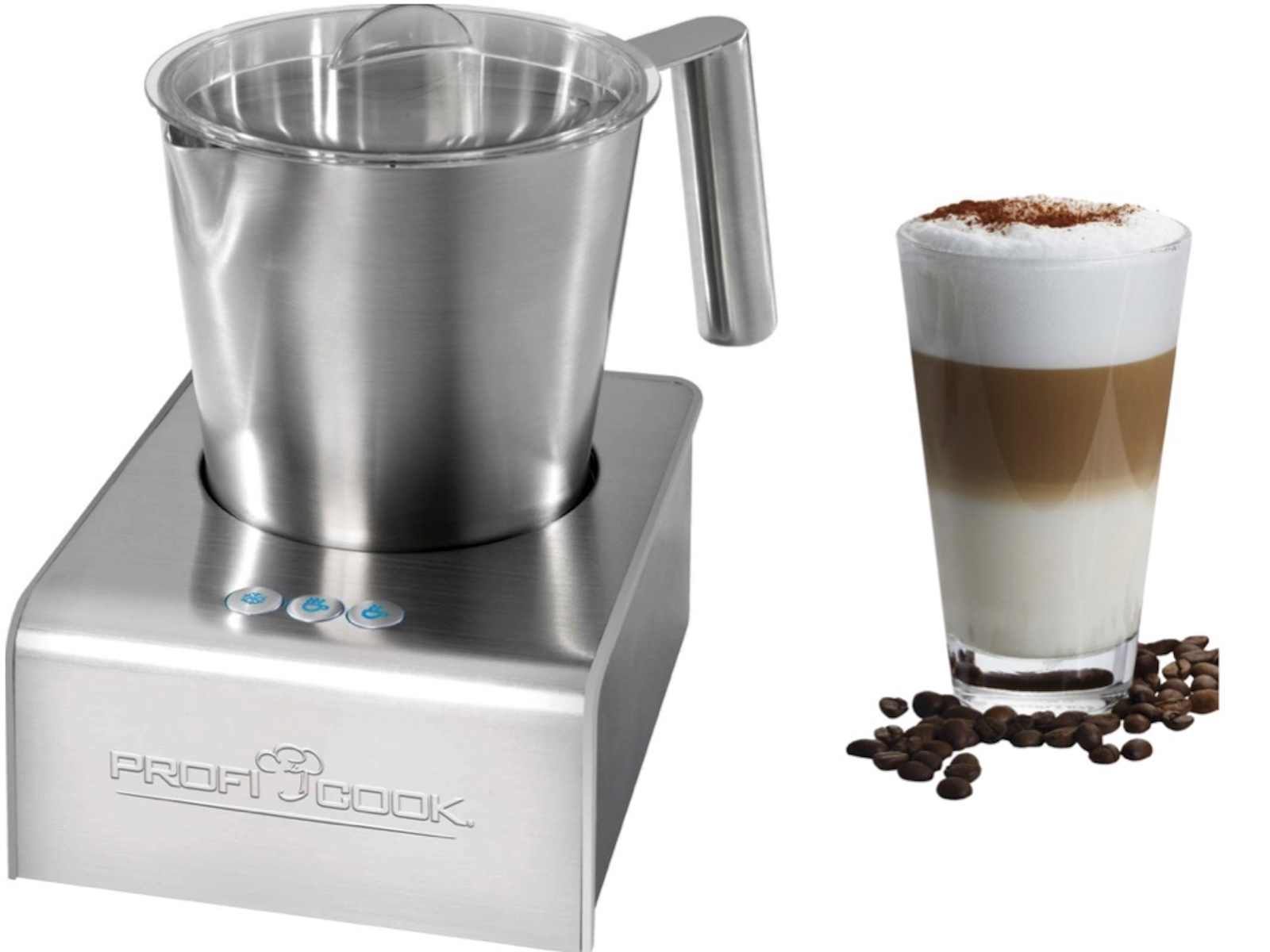 Spieniacz do mleka i szklanka warstwowego latte z ziarnami kawy. Spieniacz jest srebrny.
