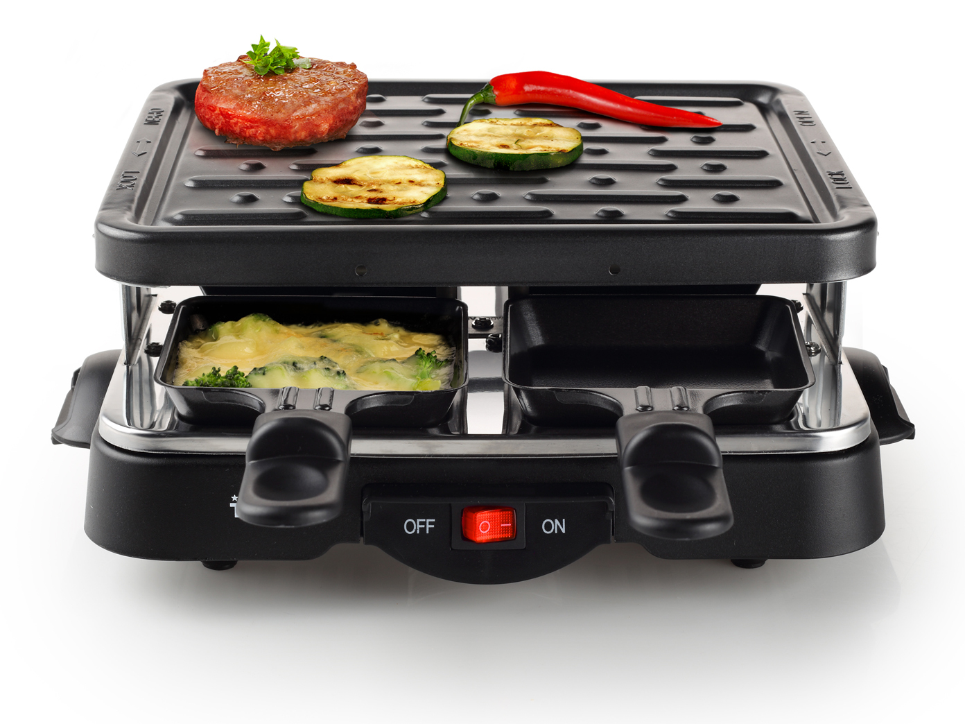 Tischgrill mit Essen. Enthält gegrilltes Fleisch, Gemüse und Käse in kleinen Schalen.