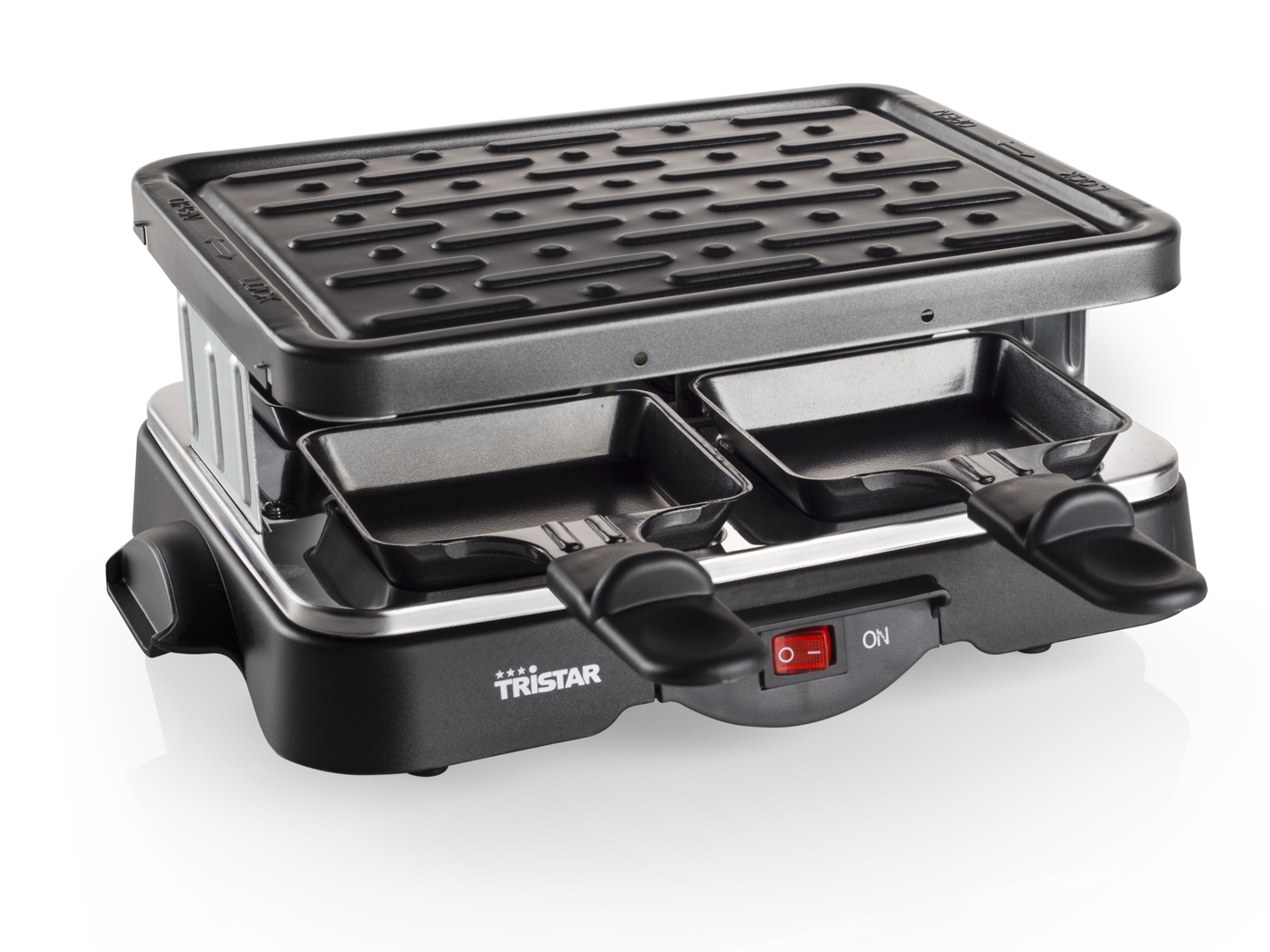 Schwarzer Raclette-Grill mit zwei Pfannen und einem gerippten Obergrill, roter Einschaltknopf ist an.